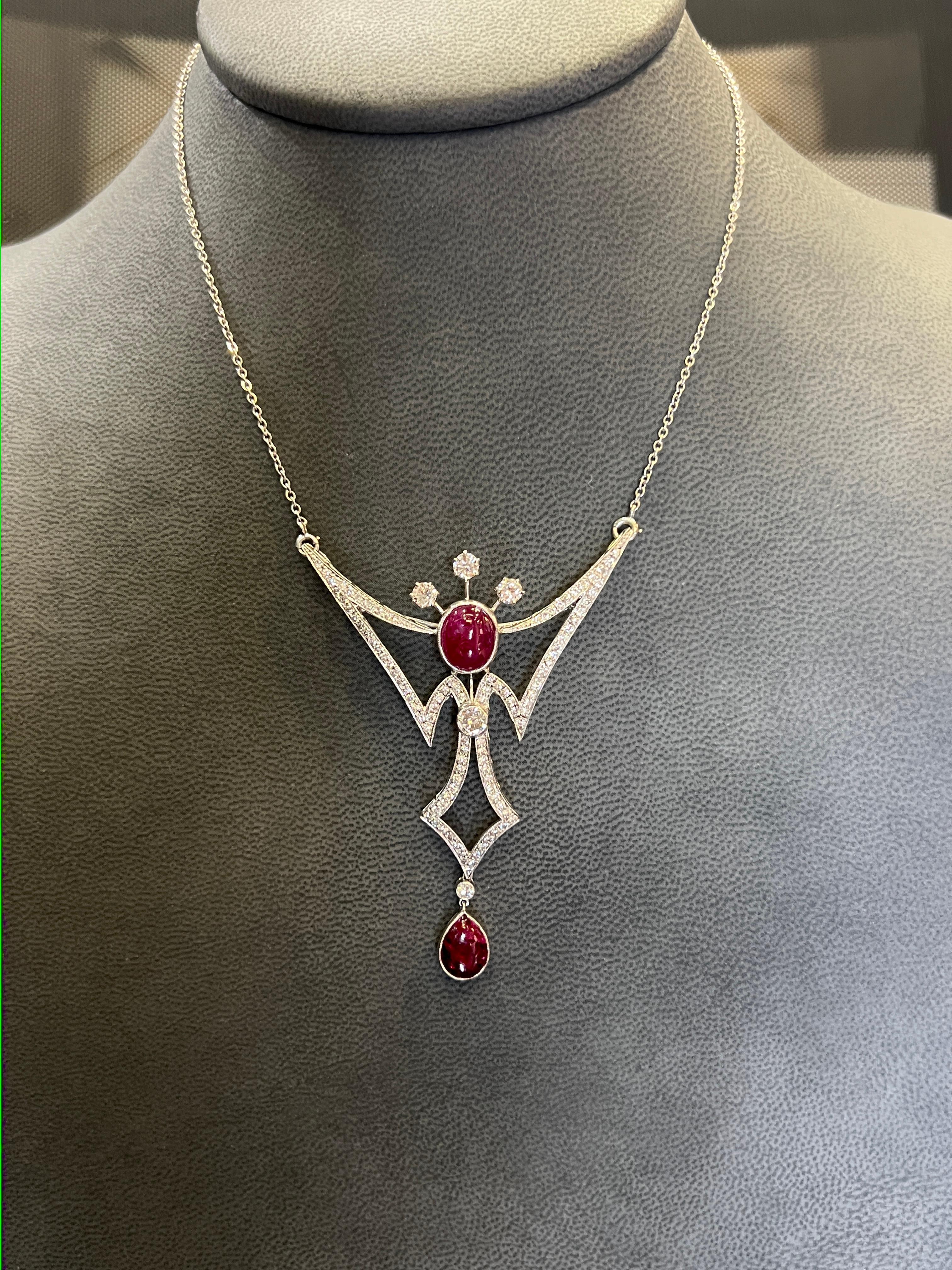 Collana con ciondolo in rubino e diamanti cabochon In condizioni ottime in vendita a New York, NY