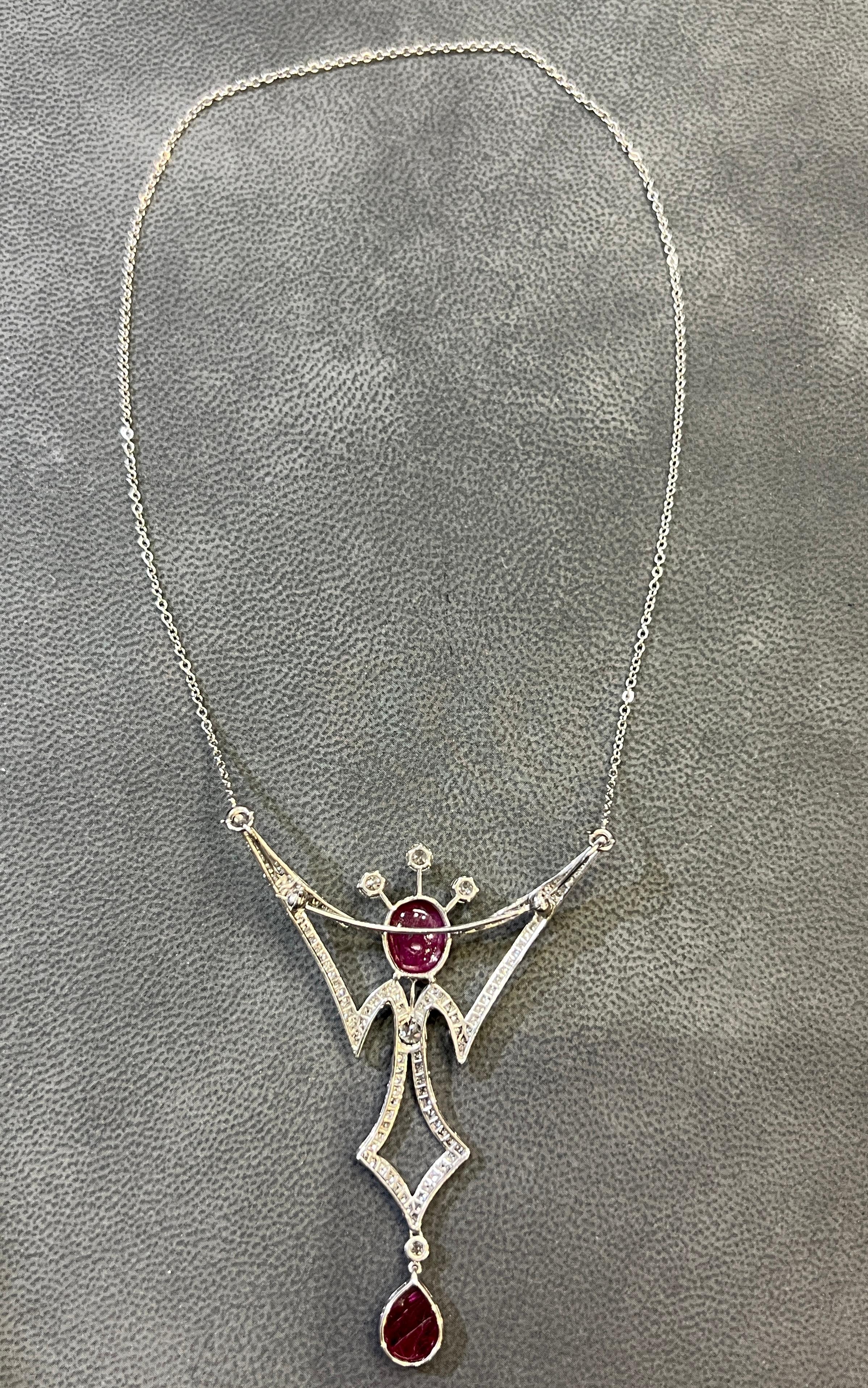 Donna Collana con ciondolo in rubino e diamanti cabochon in vendita