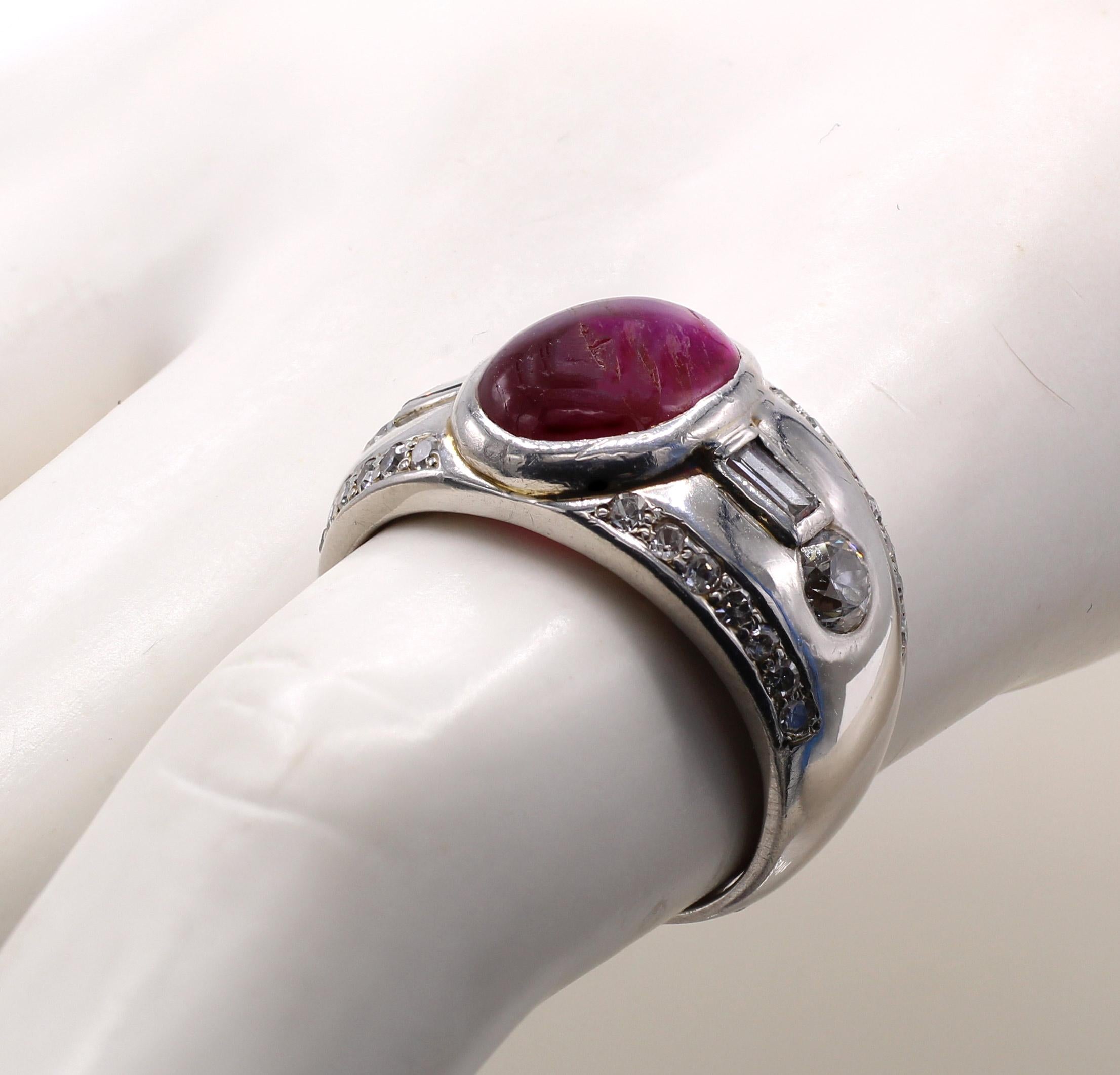 Retro-Ring aus Platin mit Cabochon-Rubin und Diamant im Zustand „Gut“ im Angebot in New York, NY