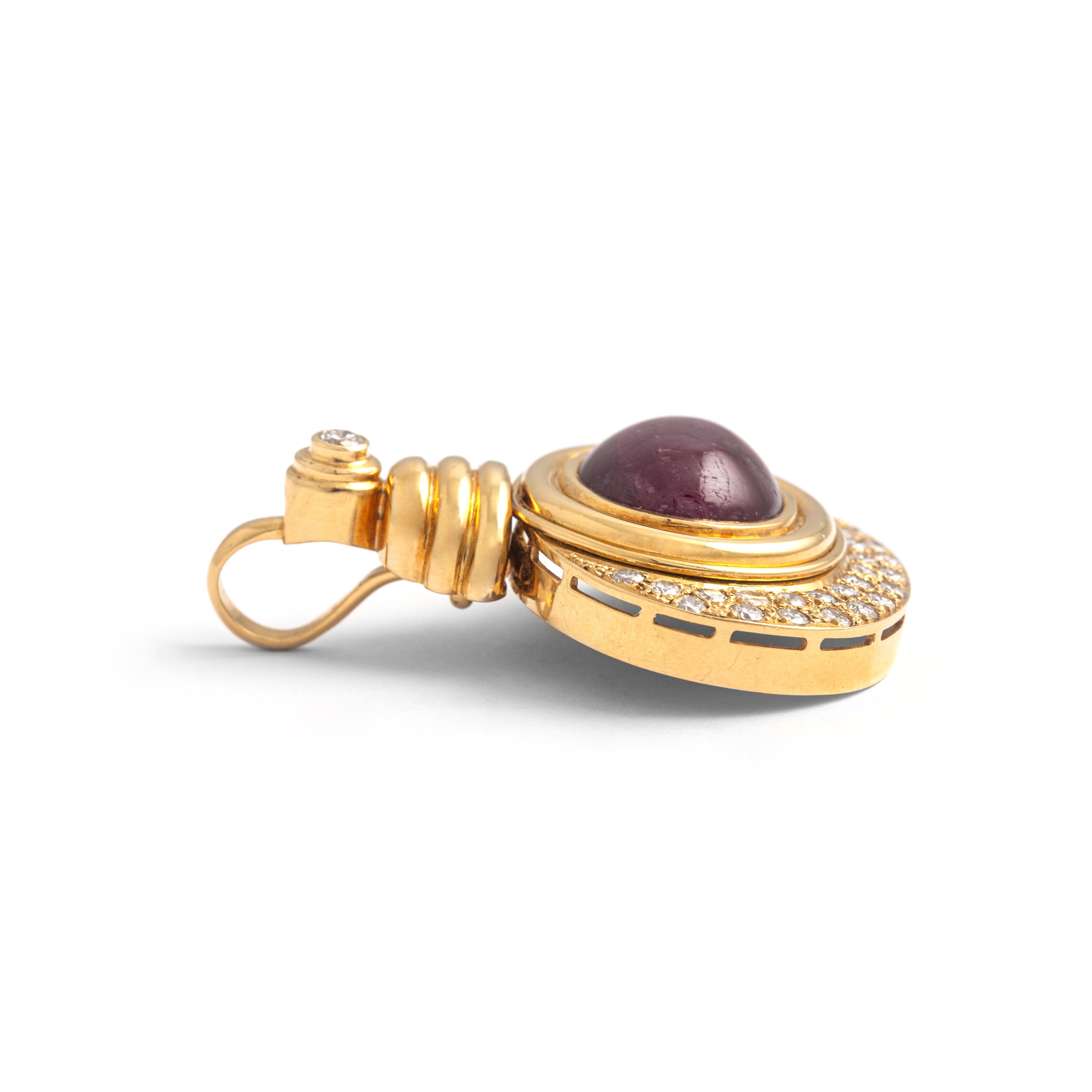Cabochon Ruby Diamond Yellow Gold Pendant.
Late 20th Century.

Height: 5.00 centimeters.
Width: 3.40 centimeters.
Thickness: approx. 1.20 centimeters.

Total gross weight: 23.00 grams.
