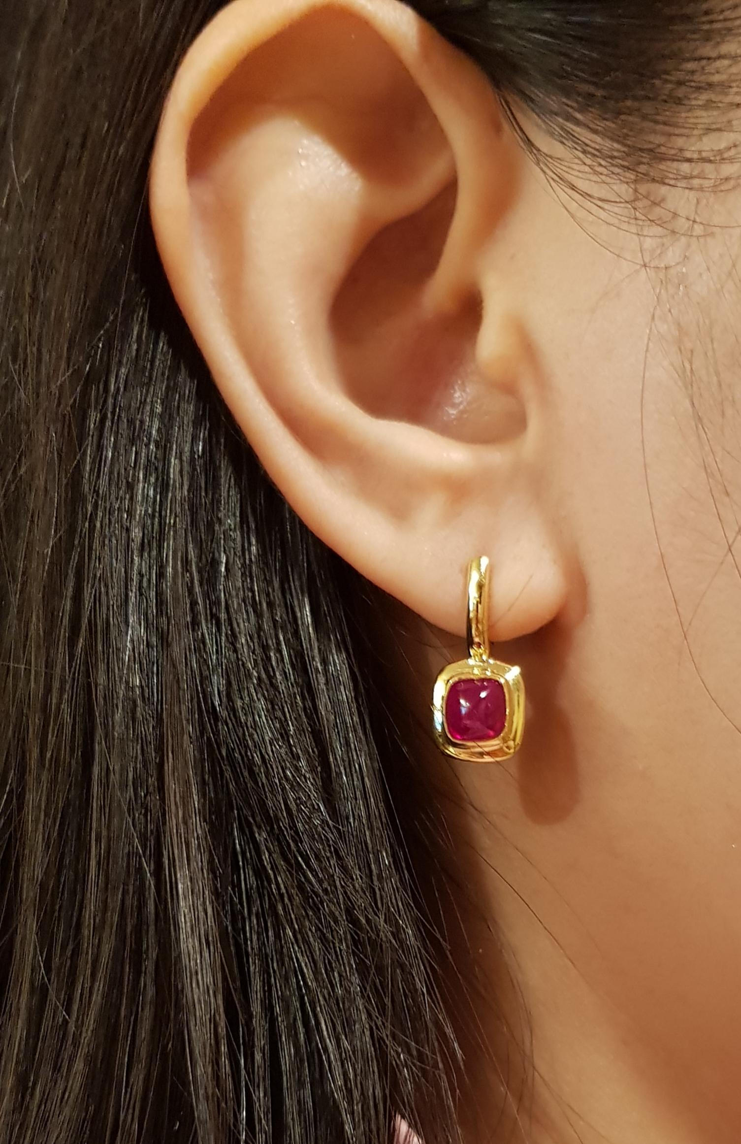 Cabochon Ruby 3.05 carats Earrings set in 18K Gold Settings

Width: 0.9 cm 
Length: 2.0 cm
Total Weight: 4.79 grams

