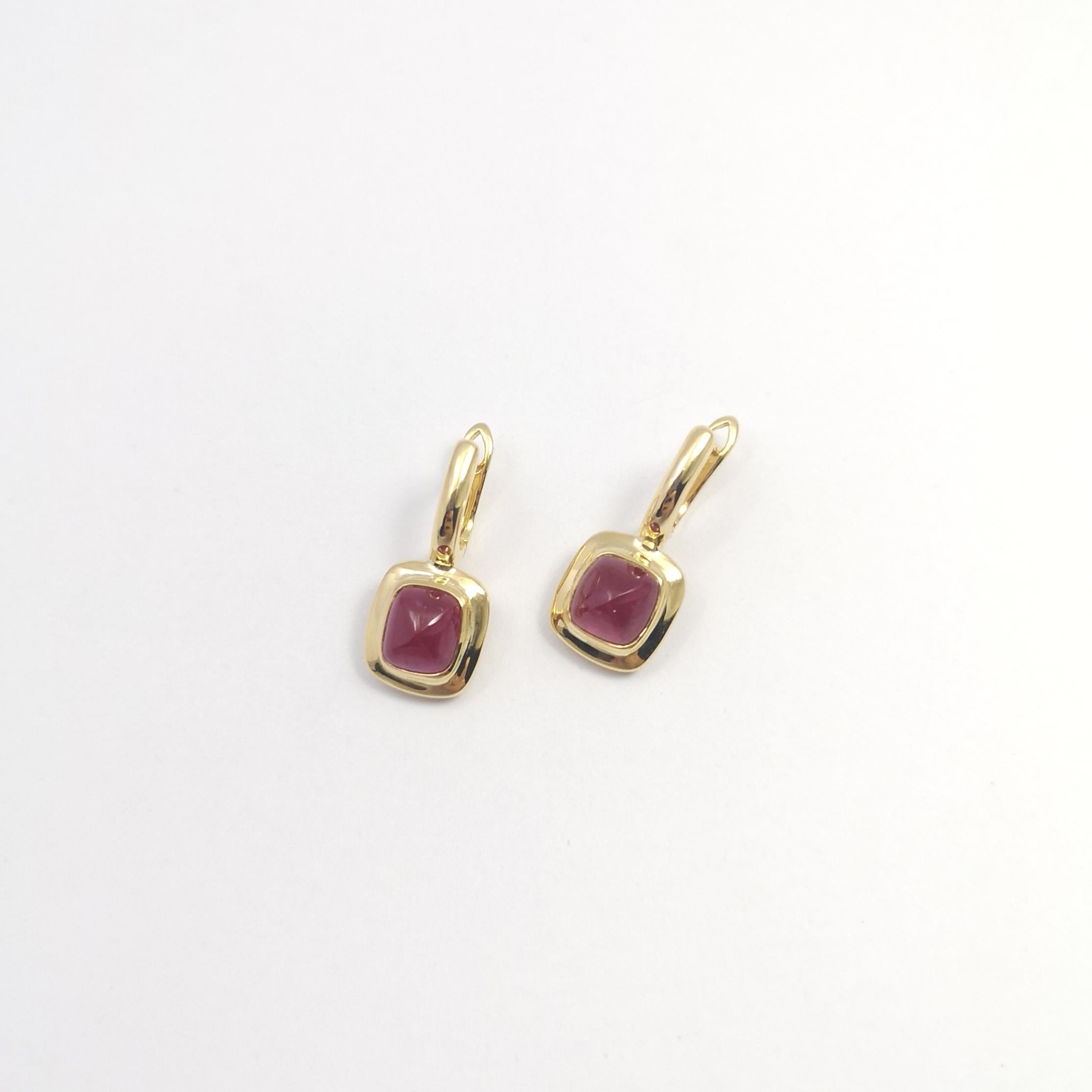 Cabochon Ruby Earrings set in 18K Gold Settings In New Condition For Sale In Bangkok, TH
