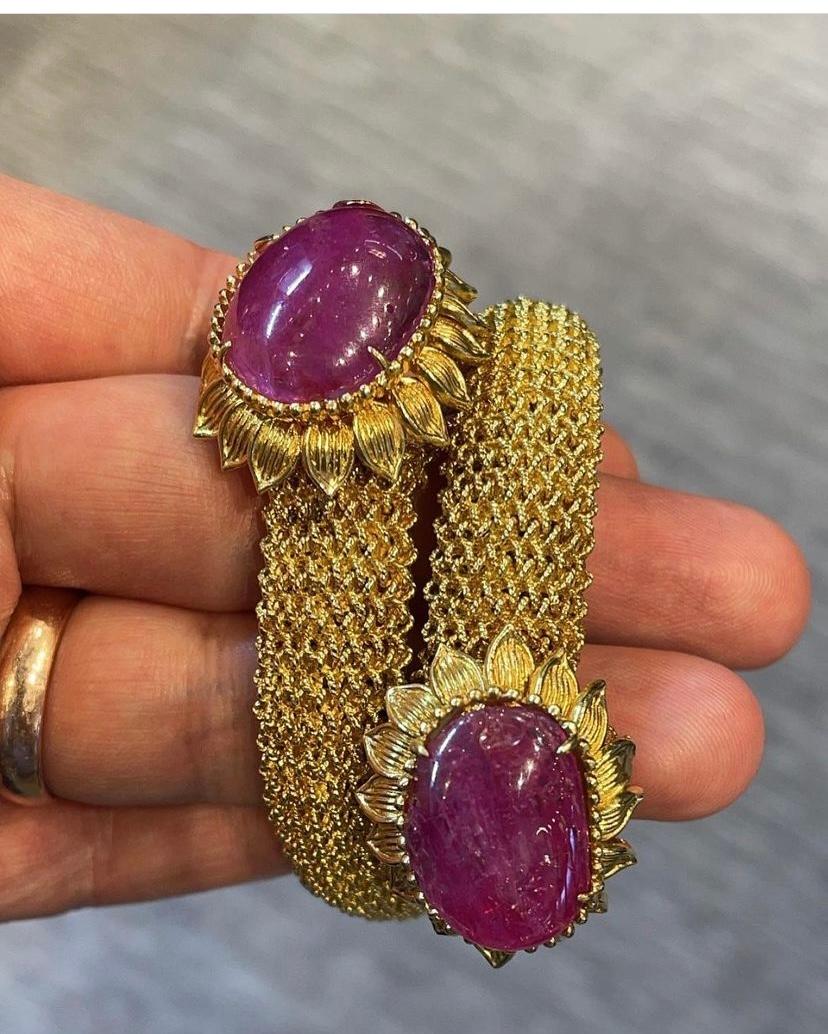 Cabochon Ruby Gold Mesh Bracelet 

2 Cabochon rubies approximately 42.00 cts  set in 18k yellow gold 

Measurements: 8