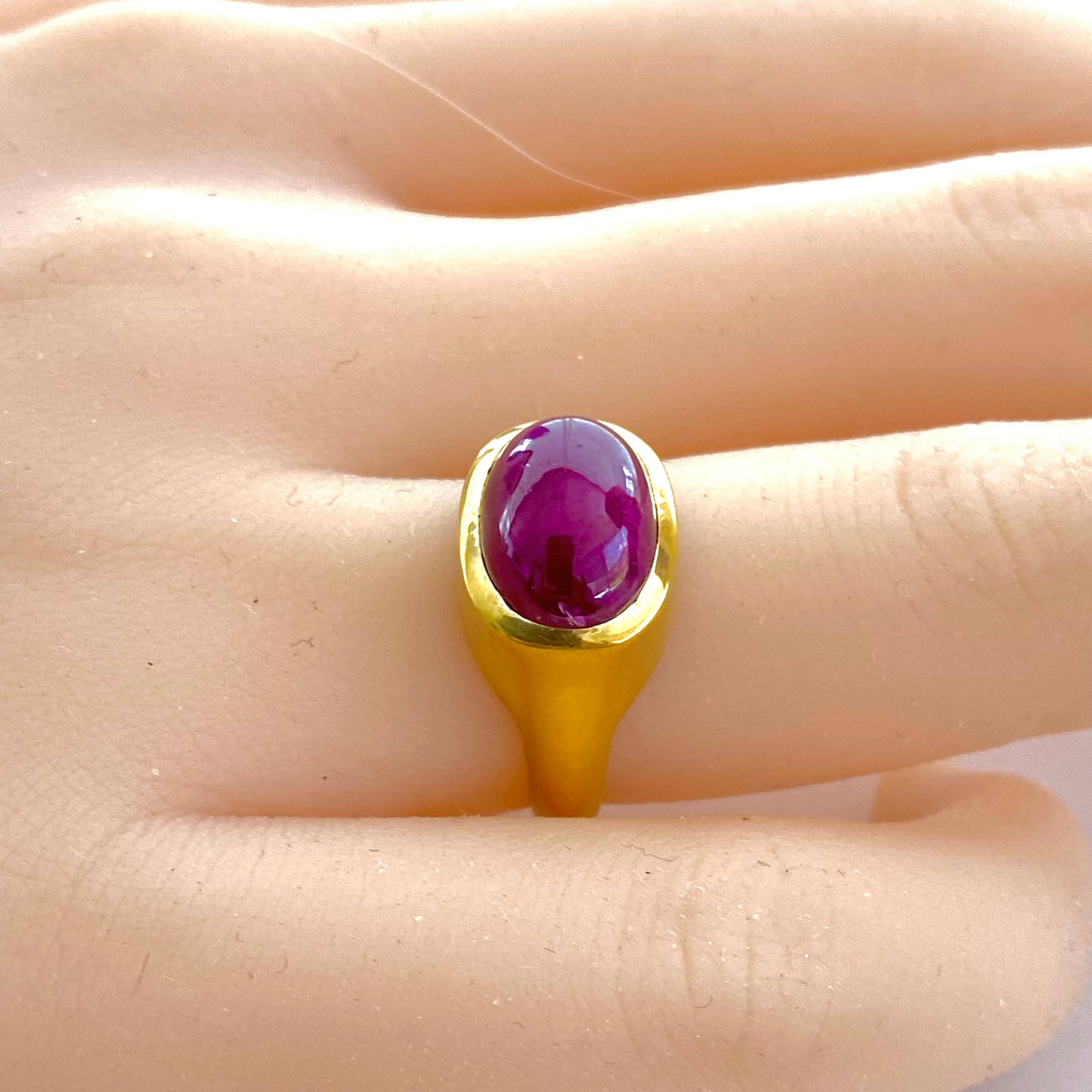 Contemporain Bague cocktail en argent sterling avec cabochon de rubis et dôme haut en plaqué or jaune