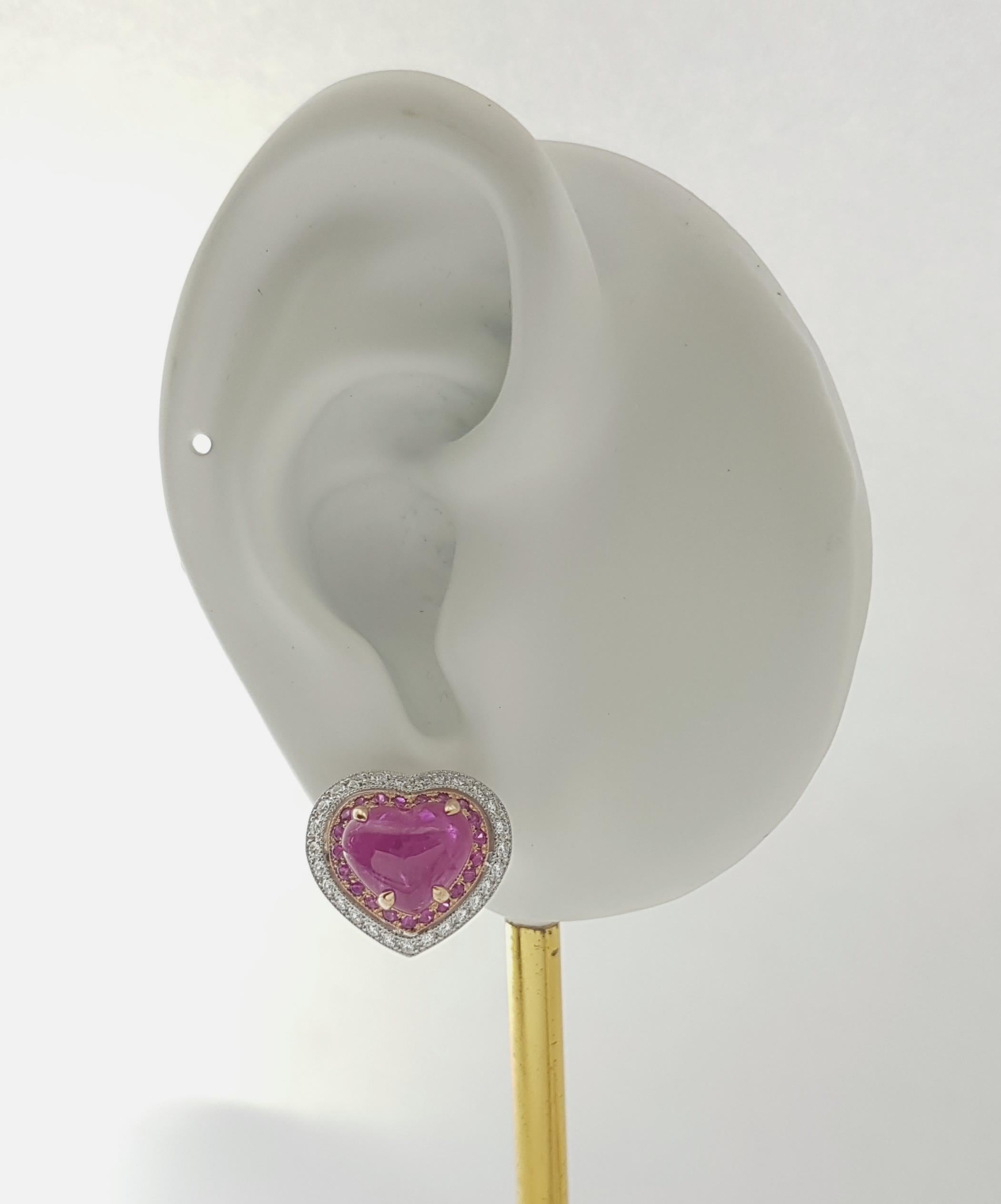 Cabochon Rubin 5,14 Karat mit rosa Saphir 0,51 Karat und Diamant 0,42 Karat Ohrringe in 18K Rose/ Weißgold Fassung

Breite: 1.5 cm 
Länge: 1.5 cm
Gesamtgewicht: 9,15 Gramm

