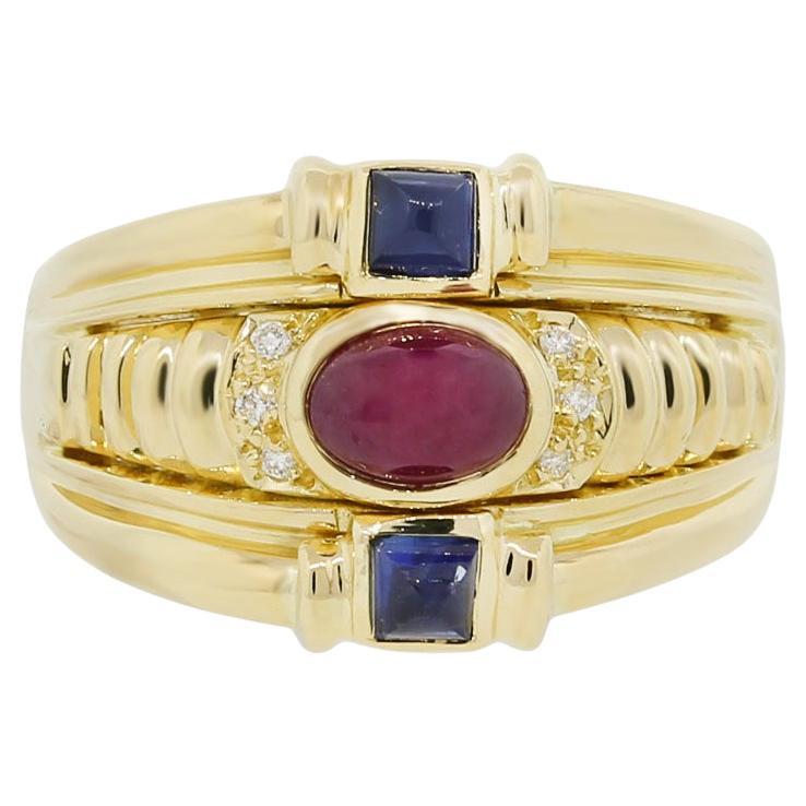 18k Gelbgold Cabochon Rubin Princess Cut Saphir Diamant Ring

Atemberaubender Ring aus 18 Karat Gelbgold mit einem leuchtenden Rubin im Cabochon-Schliff, ergänzt durch 2 Saphire im Prinzessinnenschliff und 6 funkelnde Diamanten. Dies ist die