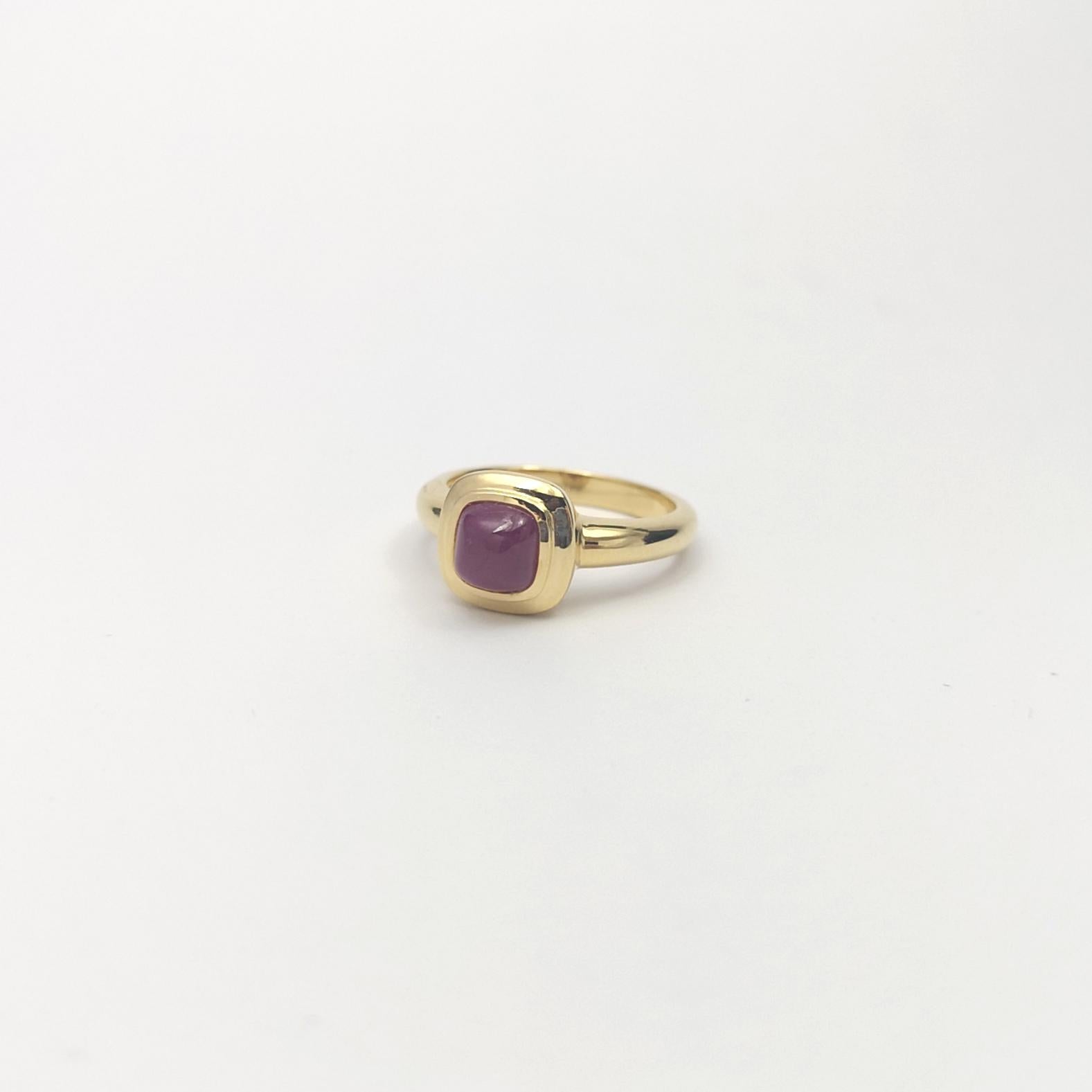 Cabochon Ruby Ring set in 18K Gold Settings For Sale 4