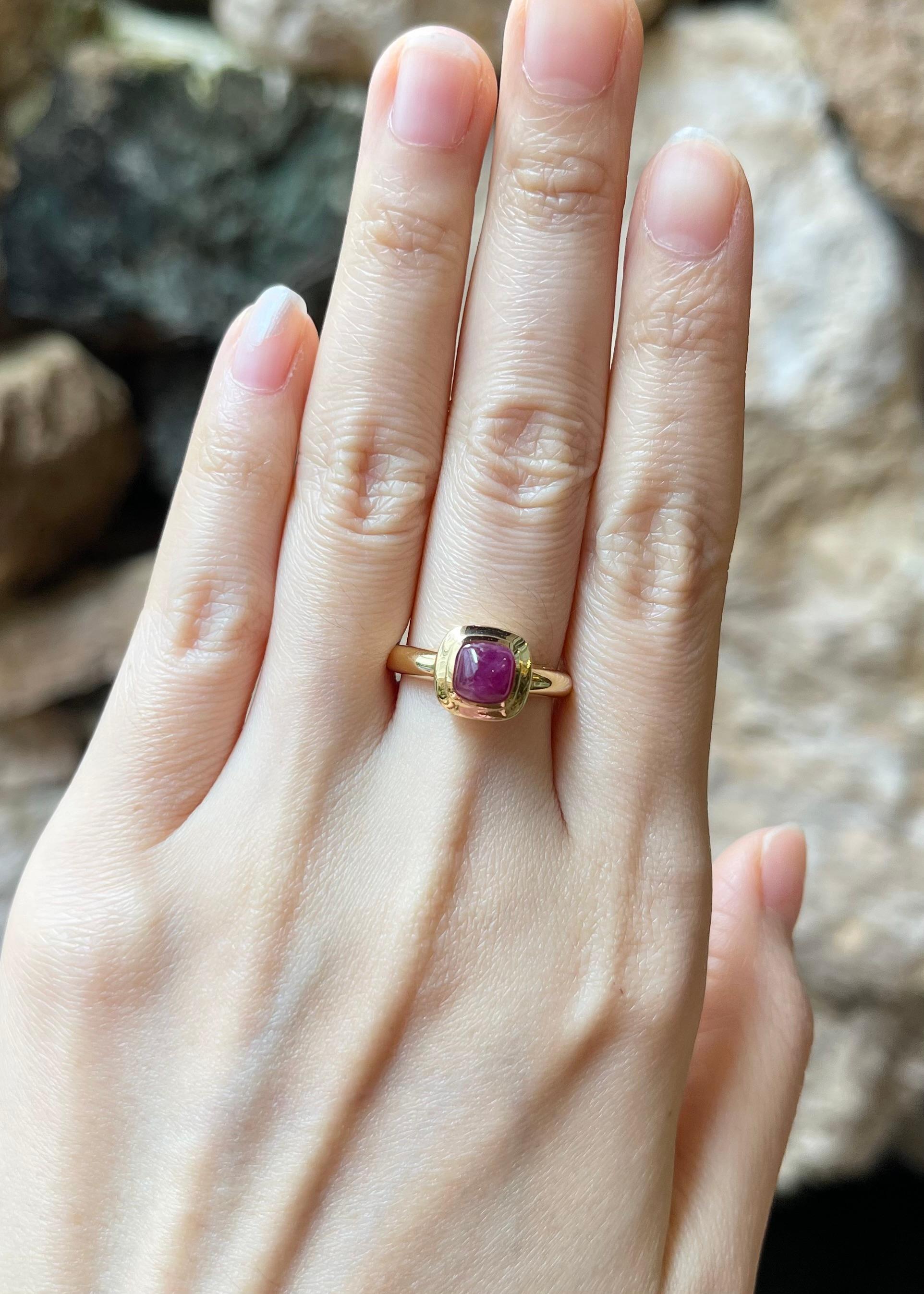 Cabochon Ruby 1.61 carats Ring set in 18K Gold Settings

Width:  1.0 cm 
Length: 1.0 cm
Ring Size: 53
Total Weight: 5.54 grams

