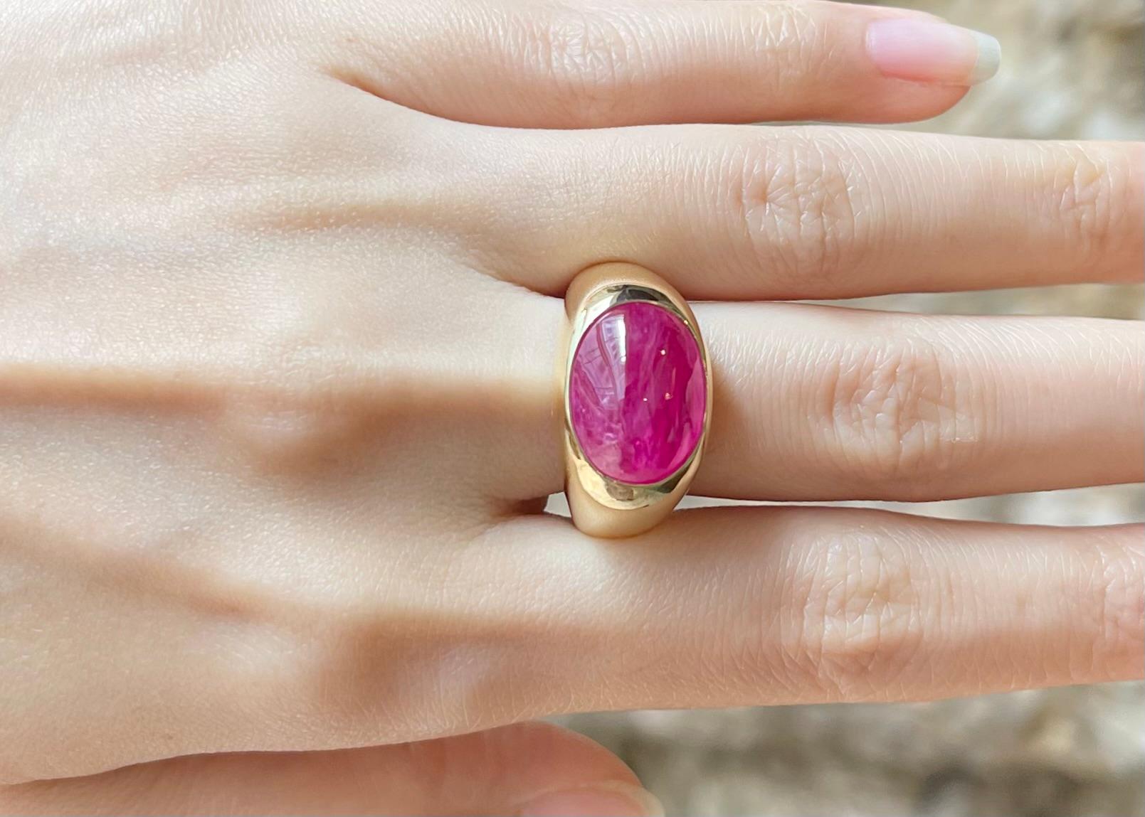 Contemporaneo Anello con rubino cabochon incastonato in oro 18K in vendita