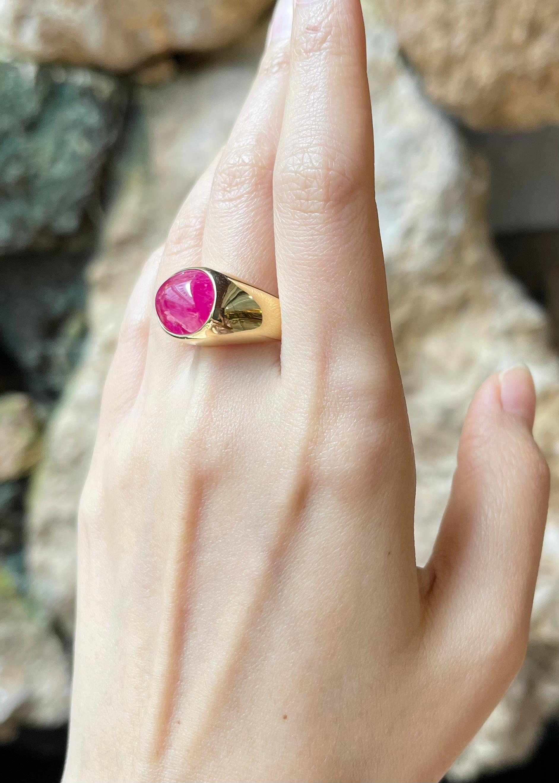 Anello con rubino cabochon incastonato in oro 18K In condizioni Nuovo in vendita a Bangkok, TH