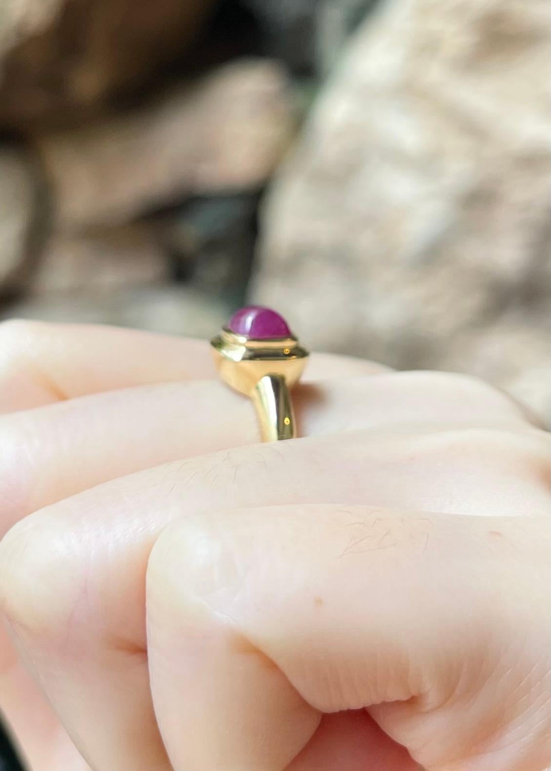Cabochon Ruby Ring set in 18K Gold Settings For Sale 1