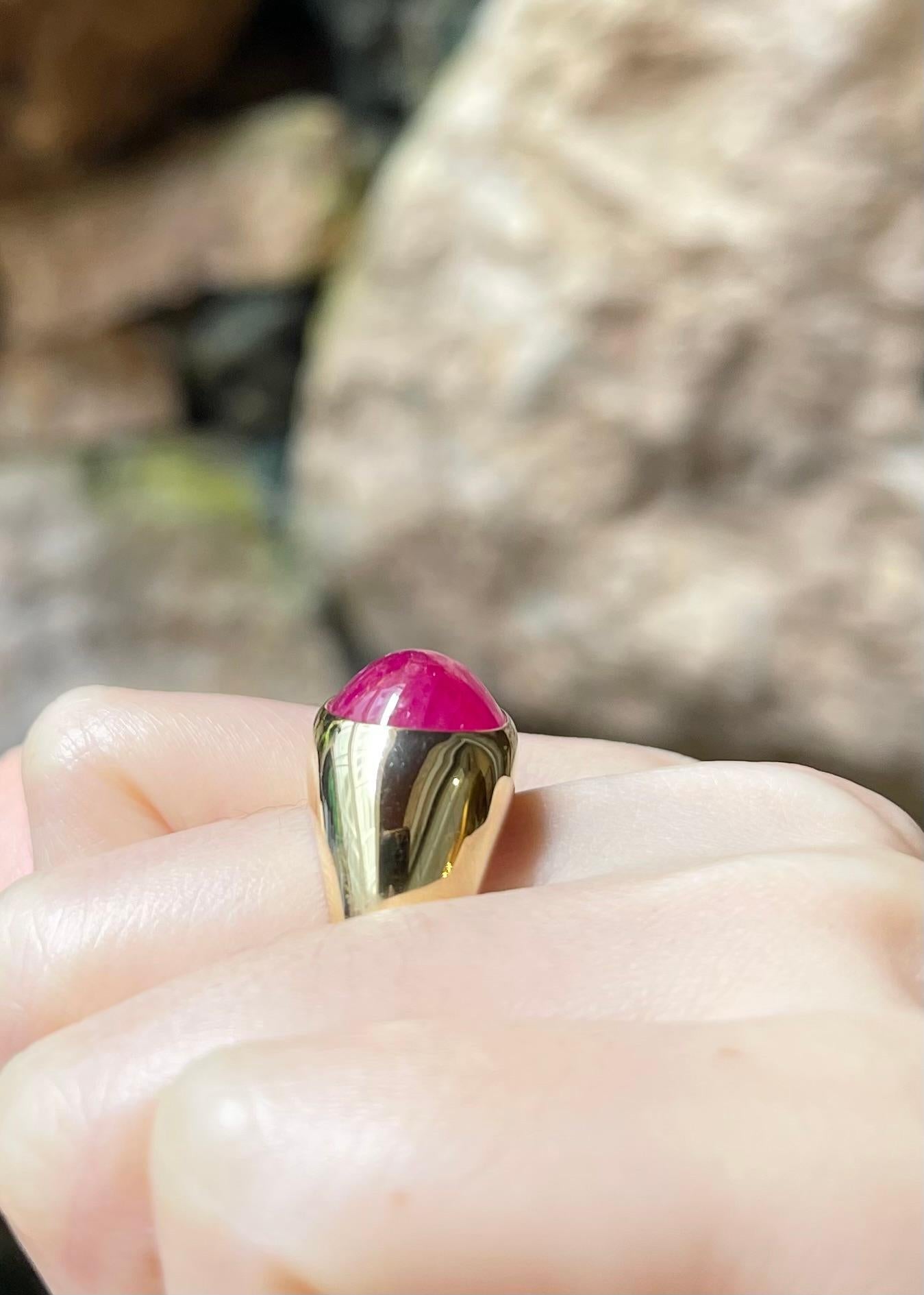 Anello con rubino cabochon incastonato in oro 18K in vendita 1