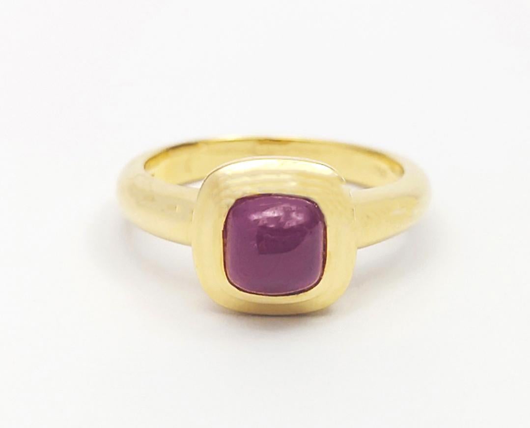 Cabochon Ruby Ring set in 18K Gold Settings For Sale 2