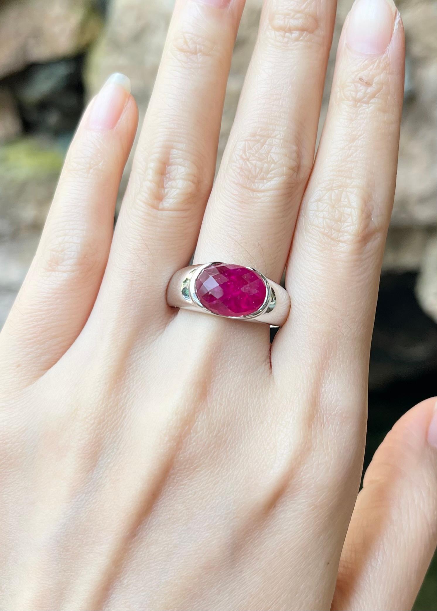 Bague en or blanc 18K sertie d'un rubis cabochon de 4,89 carats 

Largeur :  1,7 cm 
Longueur : 1.0 cm
Taille de l'anneau : 63
Poids total : 8,08 grammes

