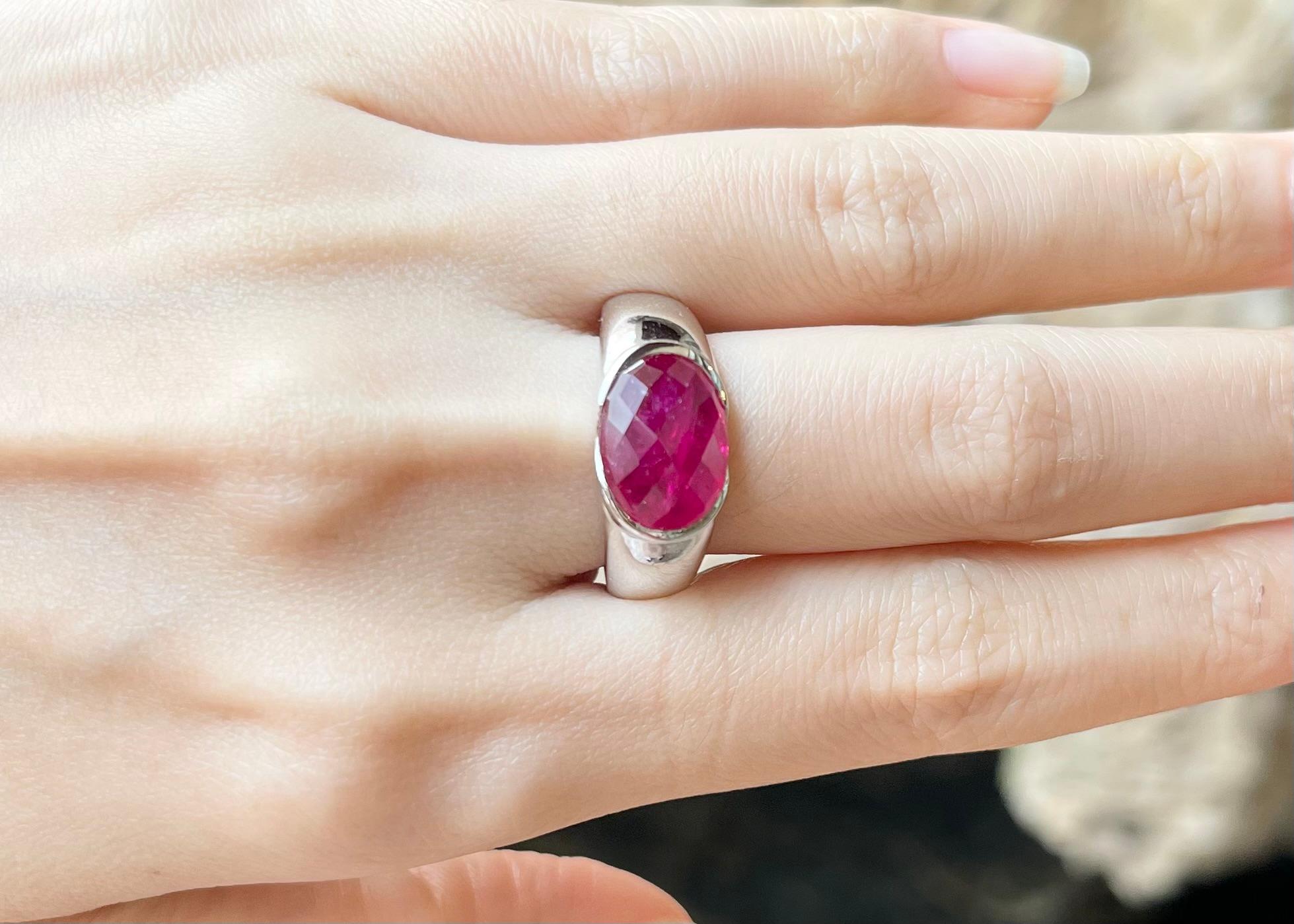 Contemporain Bague en or blanc 18 carats sertie de rubis cabochon en vente