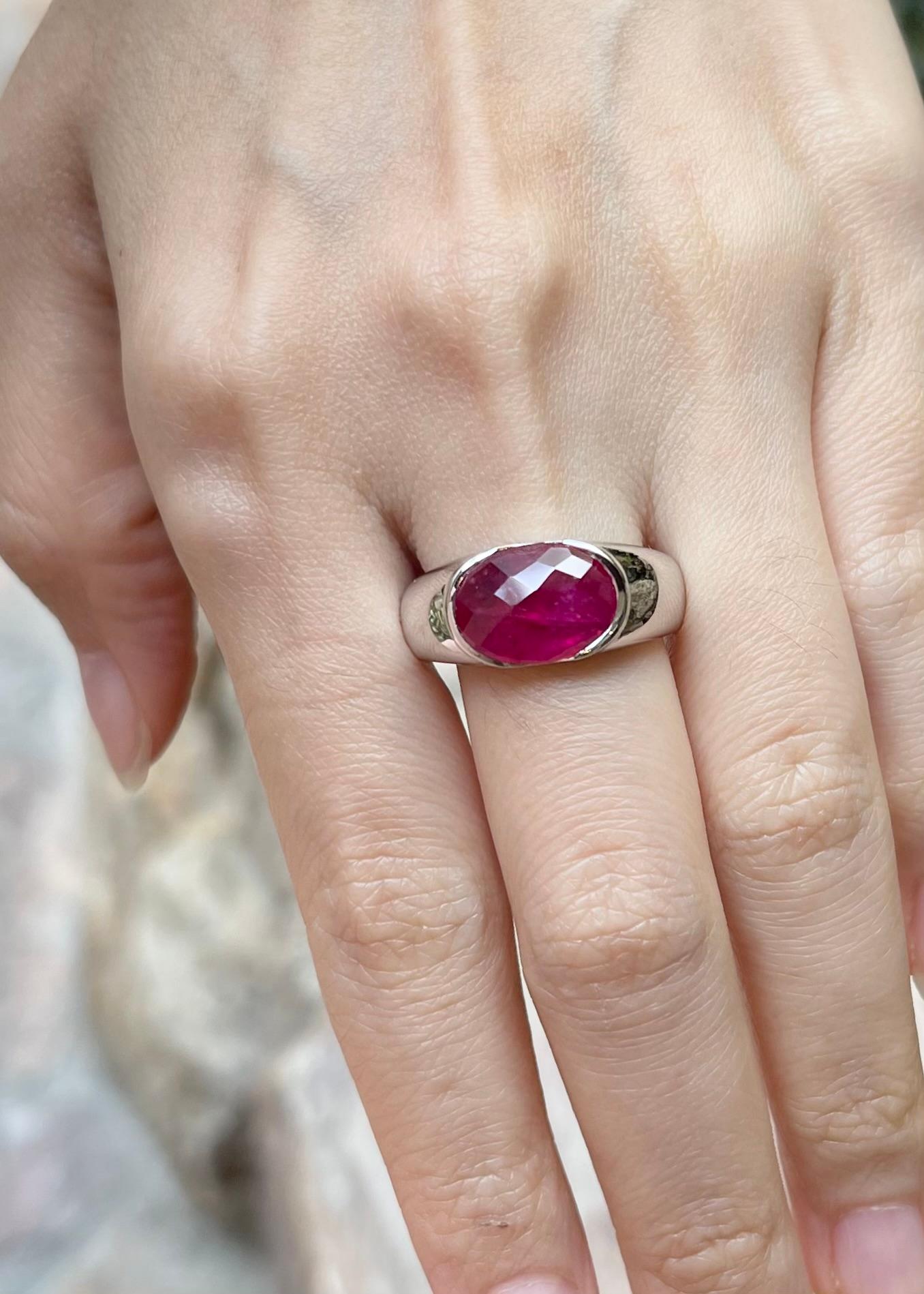 Taille cabochon Bague en or blanc 18 carats sertie de rubis cabochon en vente