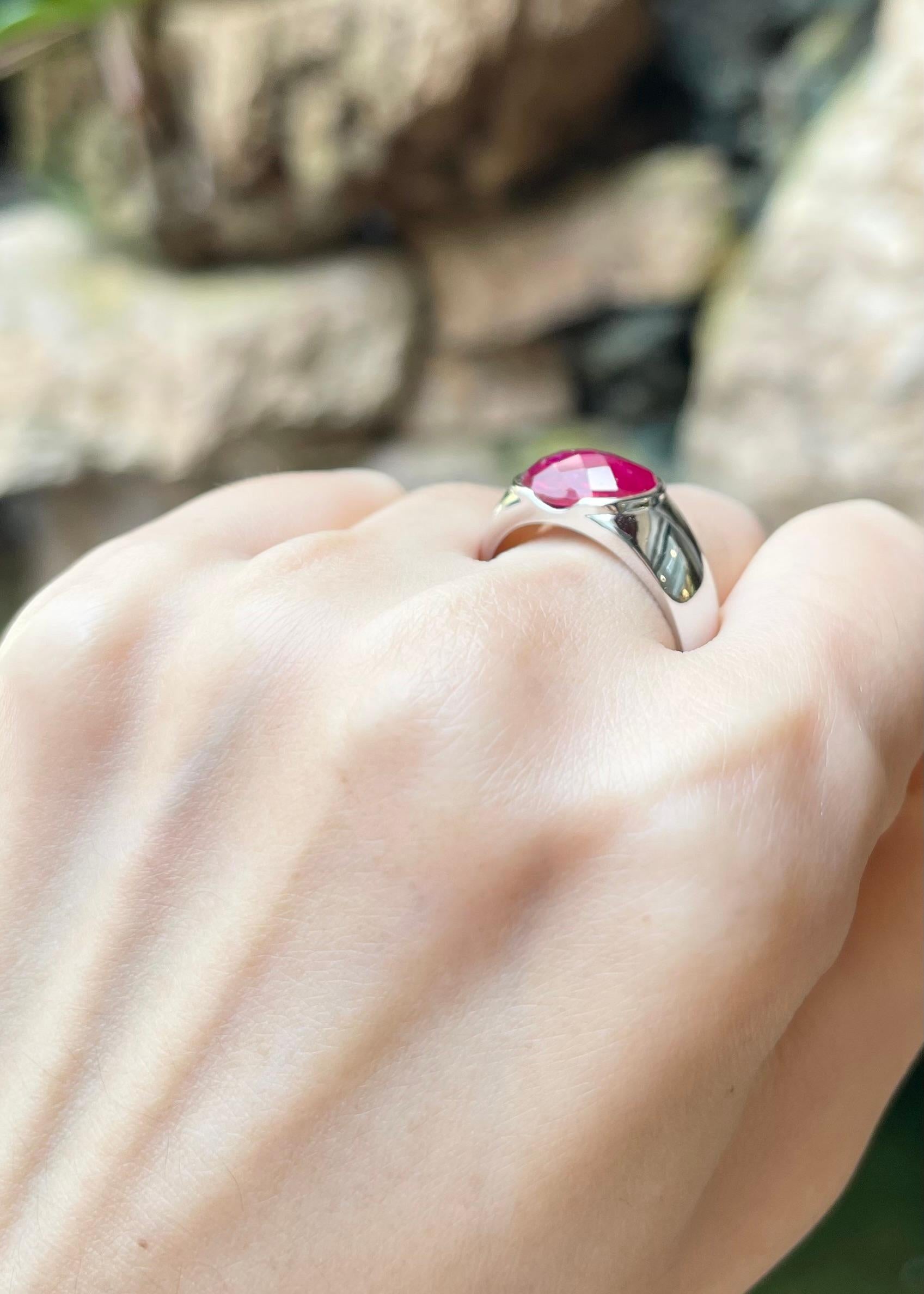 Bague en or blanc 18 carats sertie de rubis cabochon Unisexe en vente