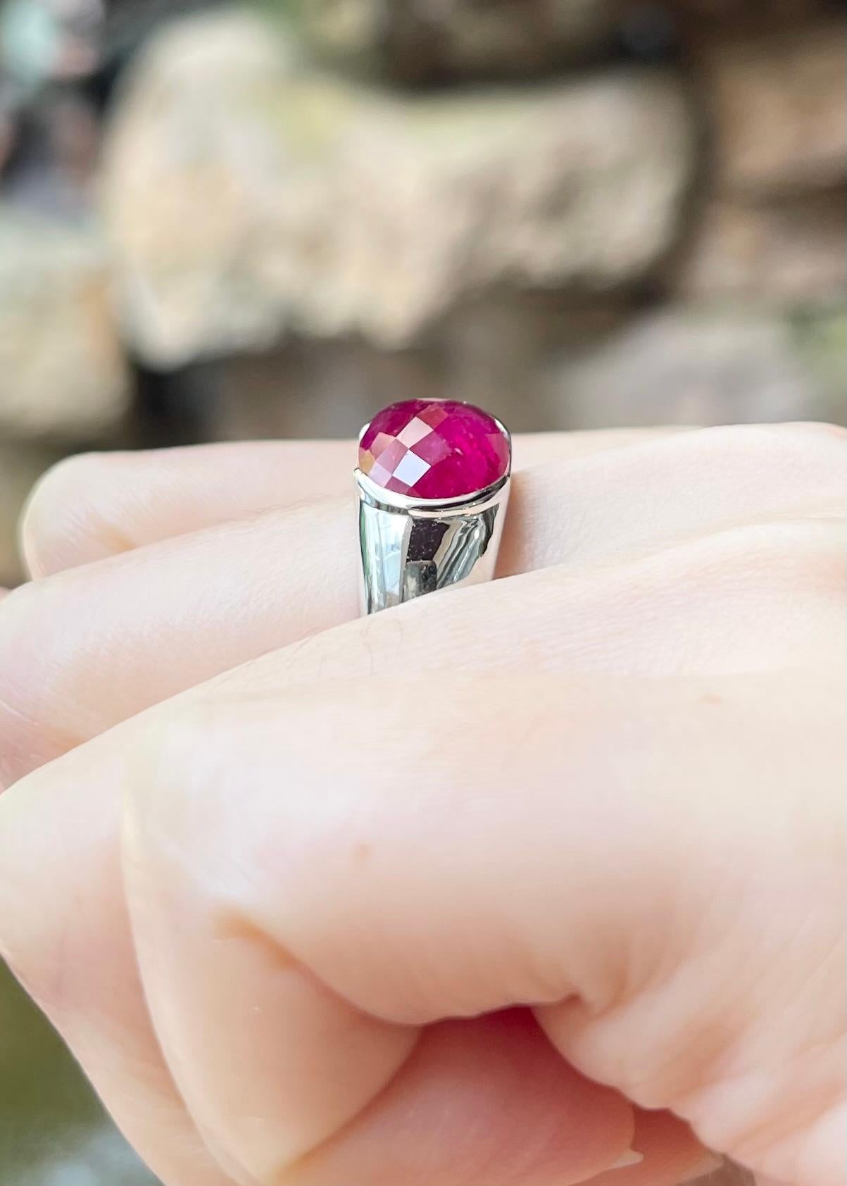 Bague en or blanc 18 carats sertie de rubis cabochon en vente 1