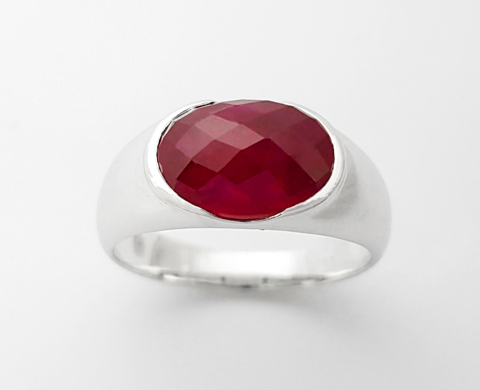 Bague en or blanc 18 carats sertie de rubis cabochon en vente 2