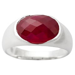 Anello con rubino cabochon incastonato in oro bianco 18 carati