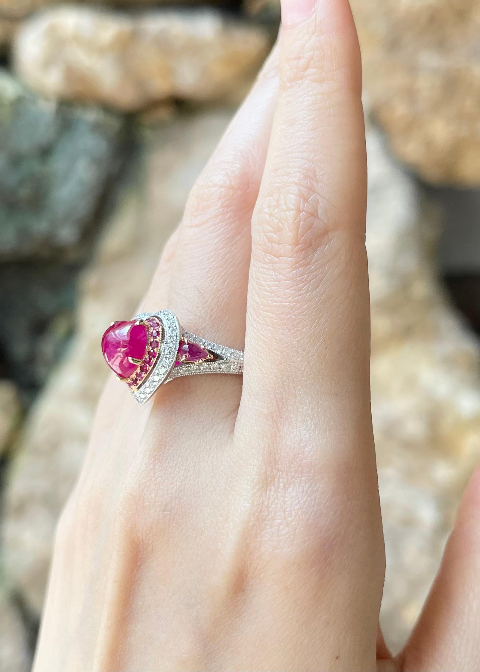 Cabochon Ruby, Ruby and Diamond Heart Ring set in 18K White/Rose Gold Settings In New Condition For Sale In Bangkok, TH