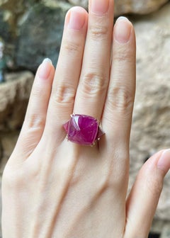 Anello con rubino cabochon, rubino e diamante incastonato in oro rosa 18K