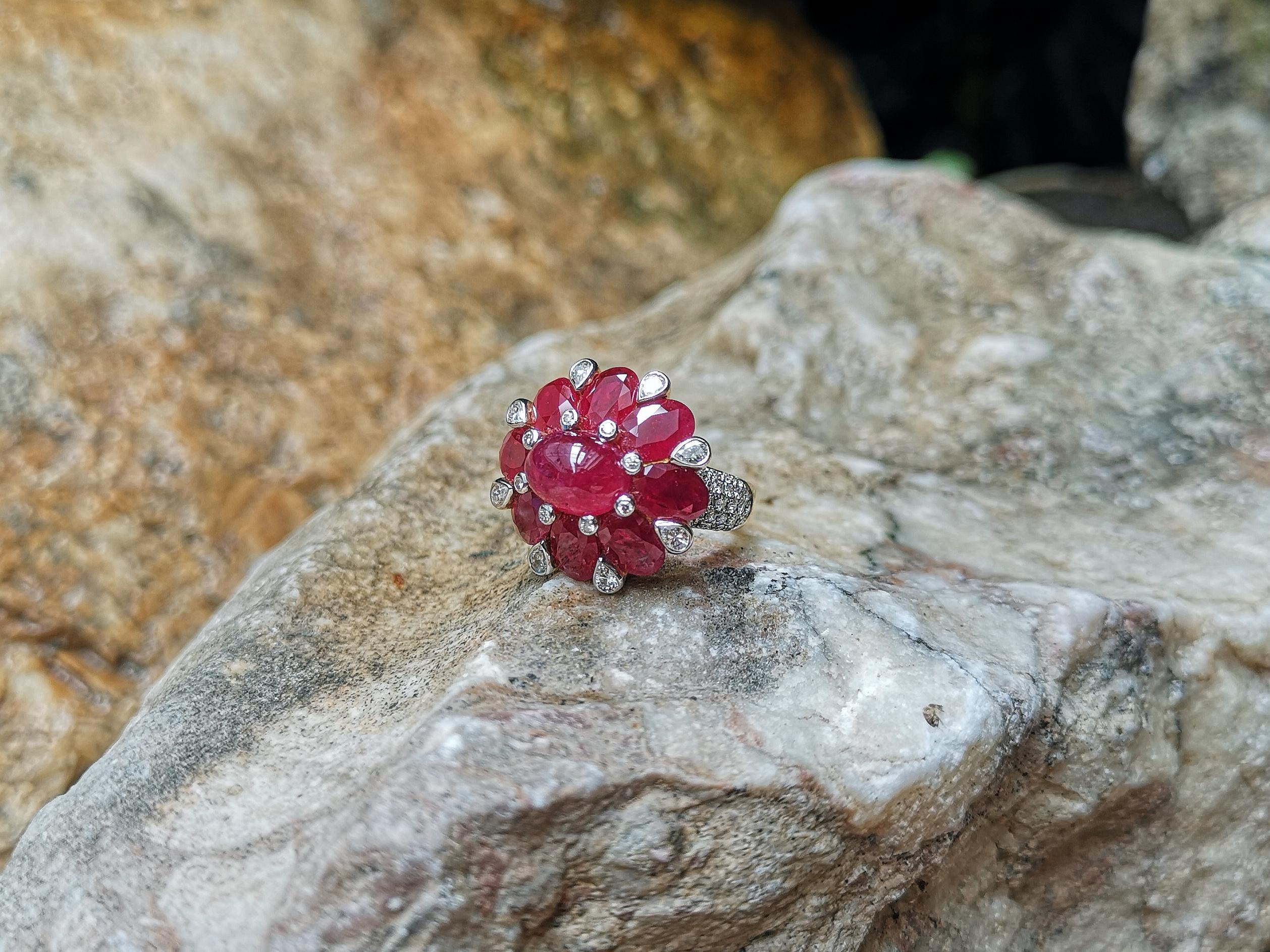 Rubí Cabujón, Anillo de Rubí con Diamantes Engastado en Oro de 18 Kilates en venta 9