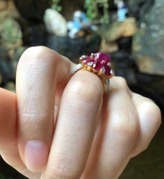 Cabochon Rubin, Rubin mit Diamantring in 18 Karat Goldfassungen gefasst