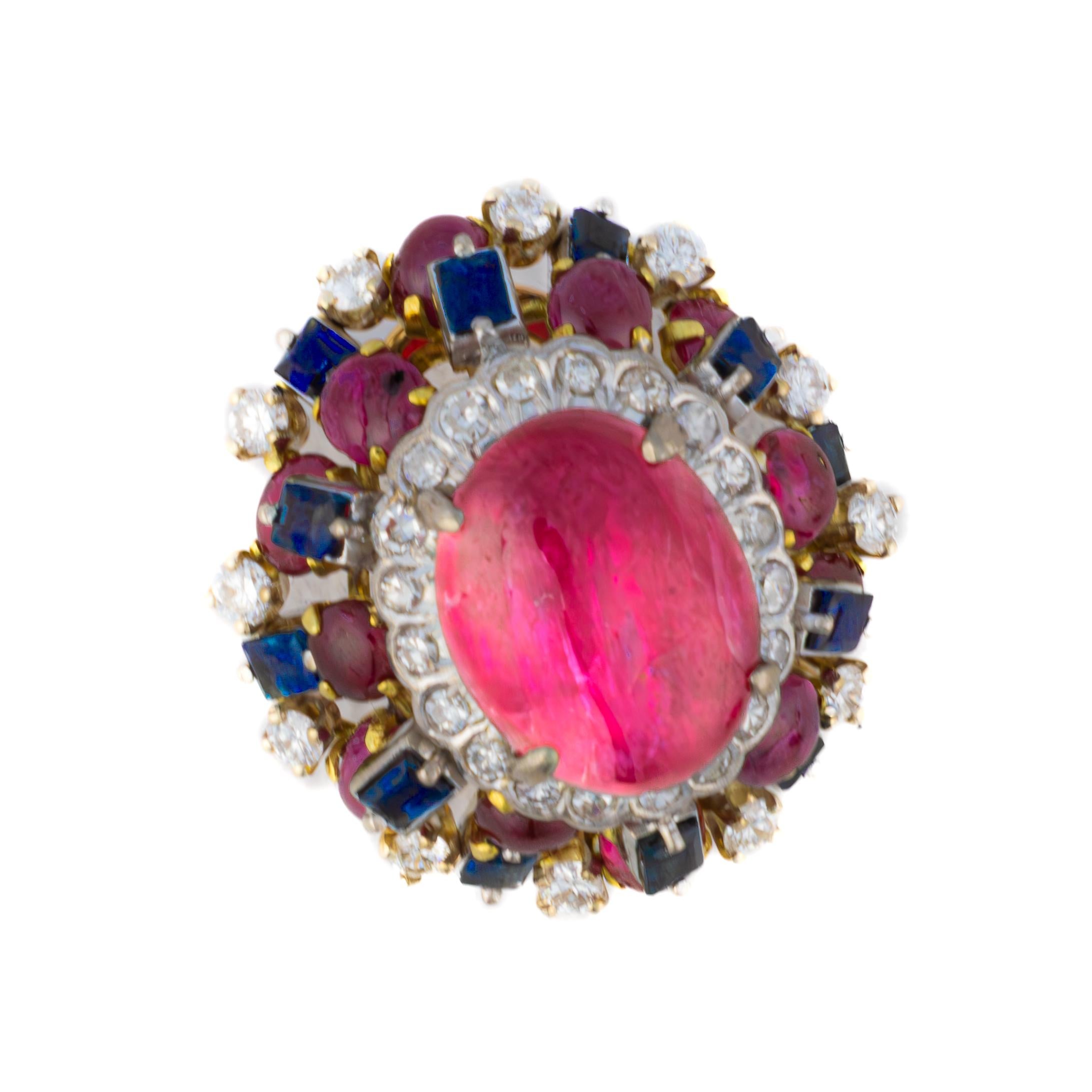 Boucles d'oreilles en grappe de rubis, saphirs et diamants cabochon

Description :
Une paire de boucles d'oreilles étonnante mettant en valeur des rubis cabochon ovales au centre, entourés d'un arrangement orné de diamants ronds, de rubis cabochon