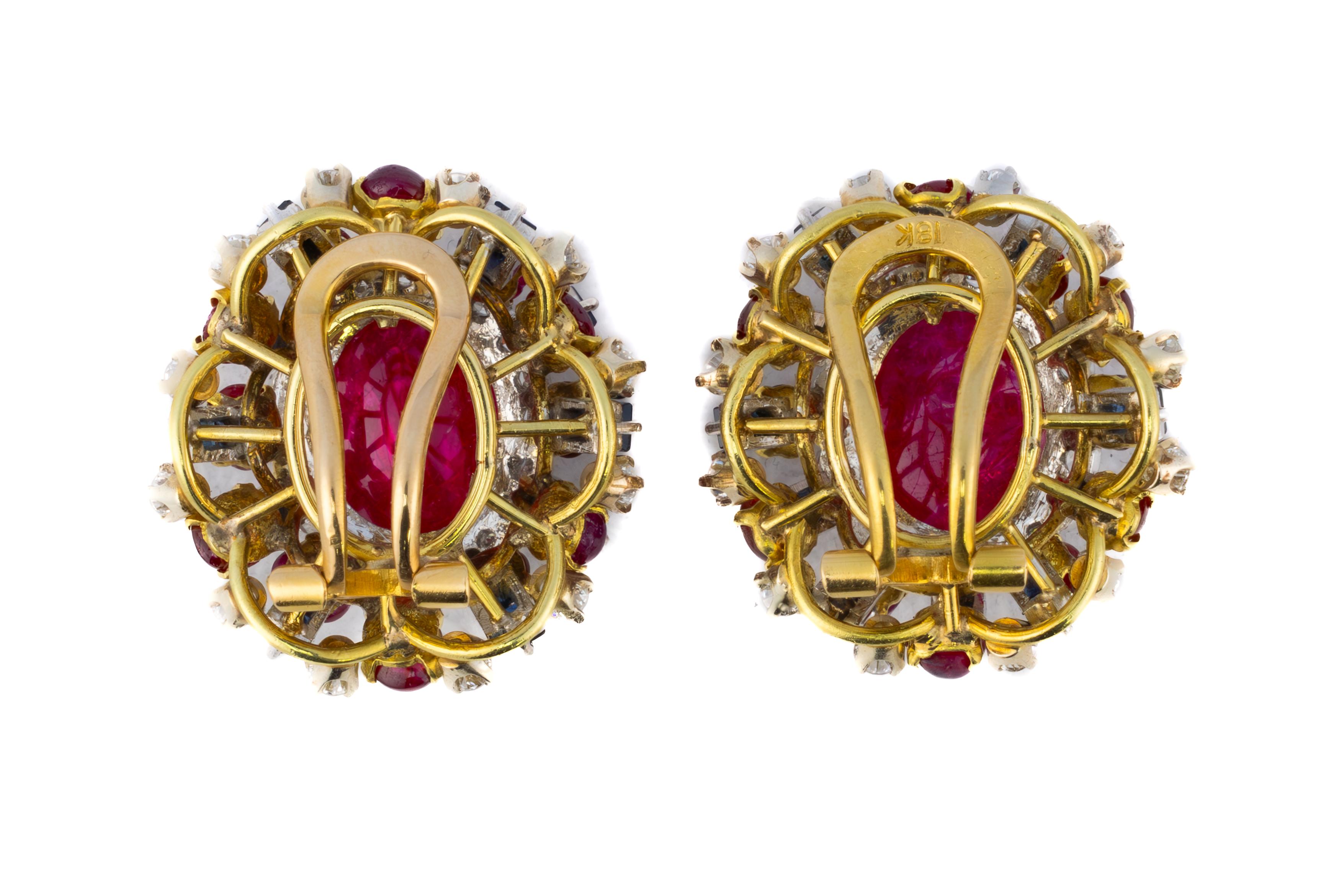 Rétro Boucles d'oreilles en grappe de rubis, saphirs et diamants cabochon en vente