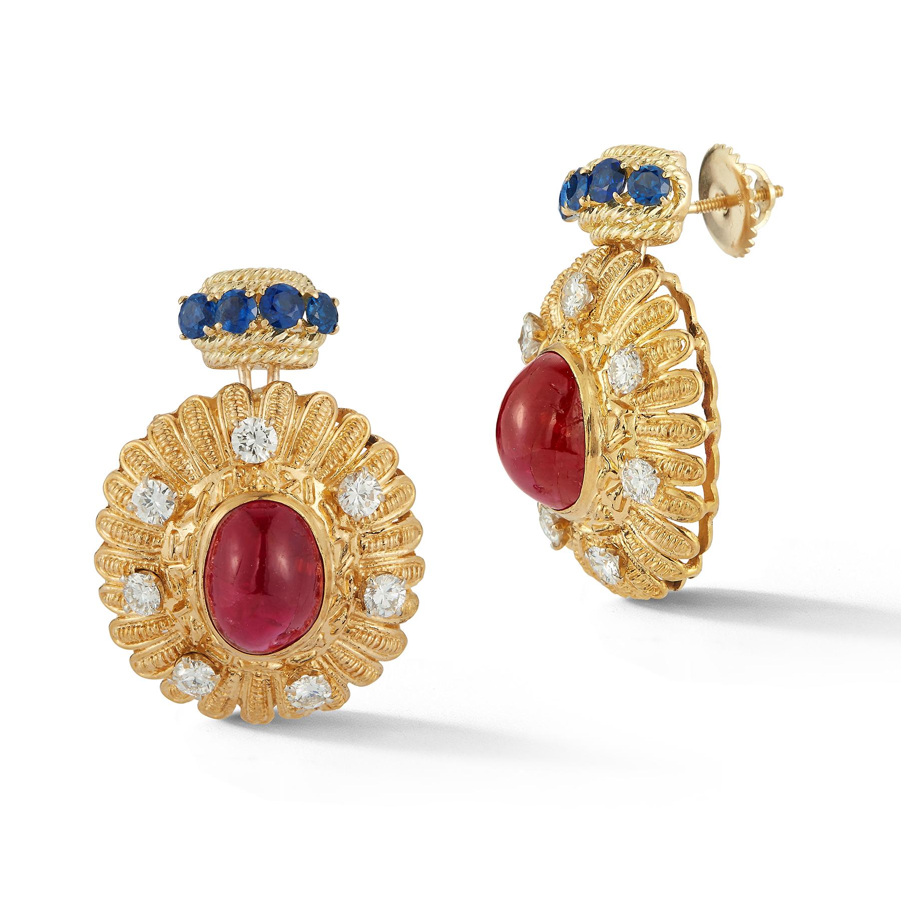 Pendientes Cabujón Rubí, Zafiro y Diamante

Descripción:
Un llamativo par de pendientes de los años sesenta con dos rubíes cabujón de ricos matices enmarcados por catorce diamantes redondos talla brillante en radiantes biseles de oro. La parte