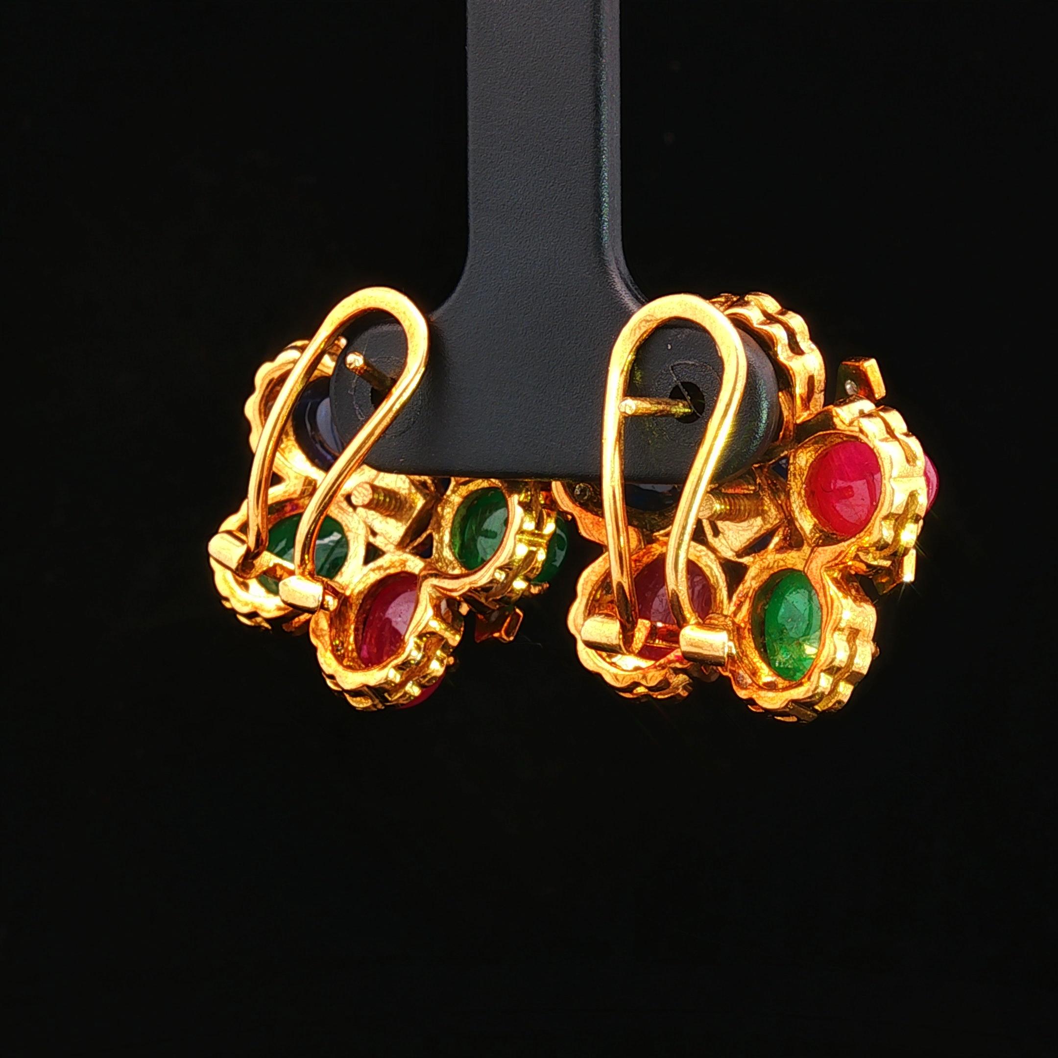 Boucles d'oreilles fleurs en rubis, saphir et émeraude cabochon avec diamants blancs en vente 4