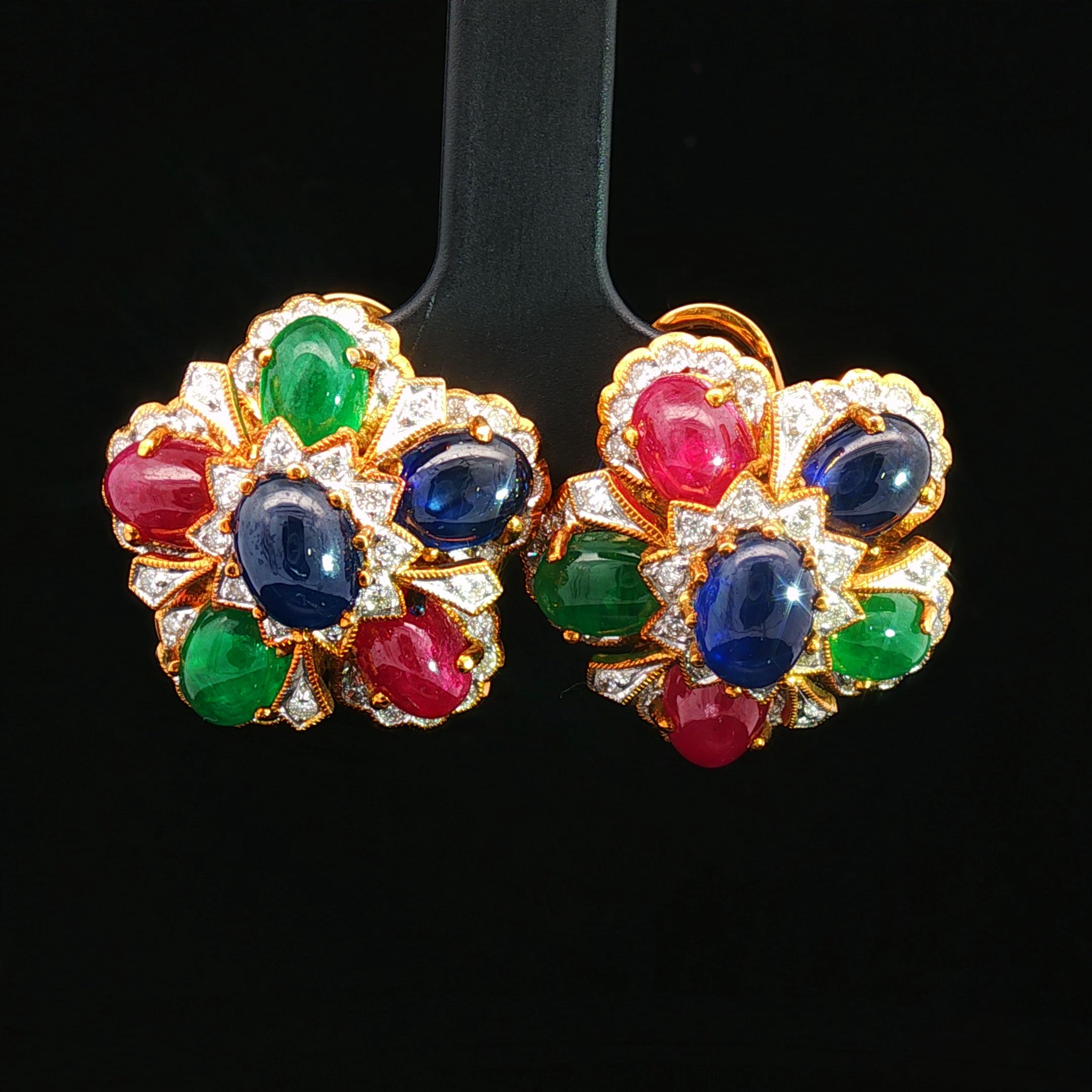 Ces ravissantes boucles d'oreilles Flower Cluster célèbrent le romantisme intemporel d'un design d'inspiration vintage à travers un luxuriant bouquet de couleurs précieuses. Chaque boucle d'oreille est composée avec art de rubis, de saphirs et