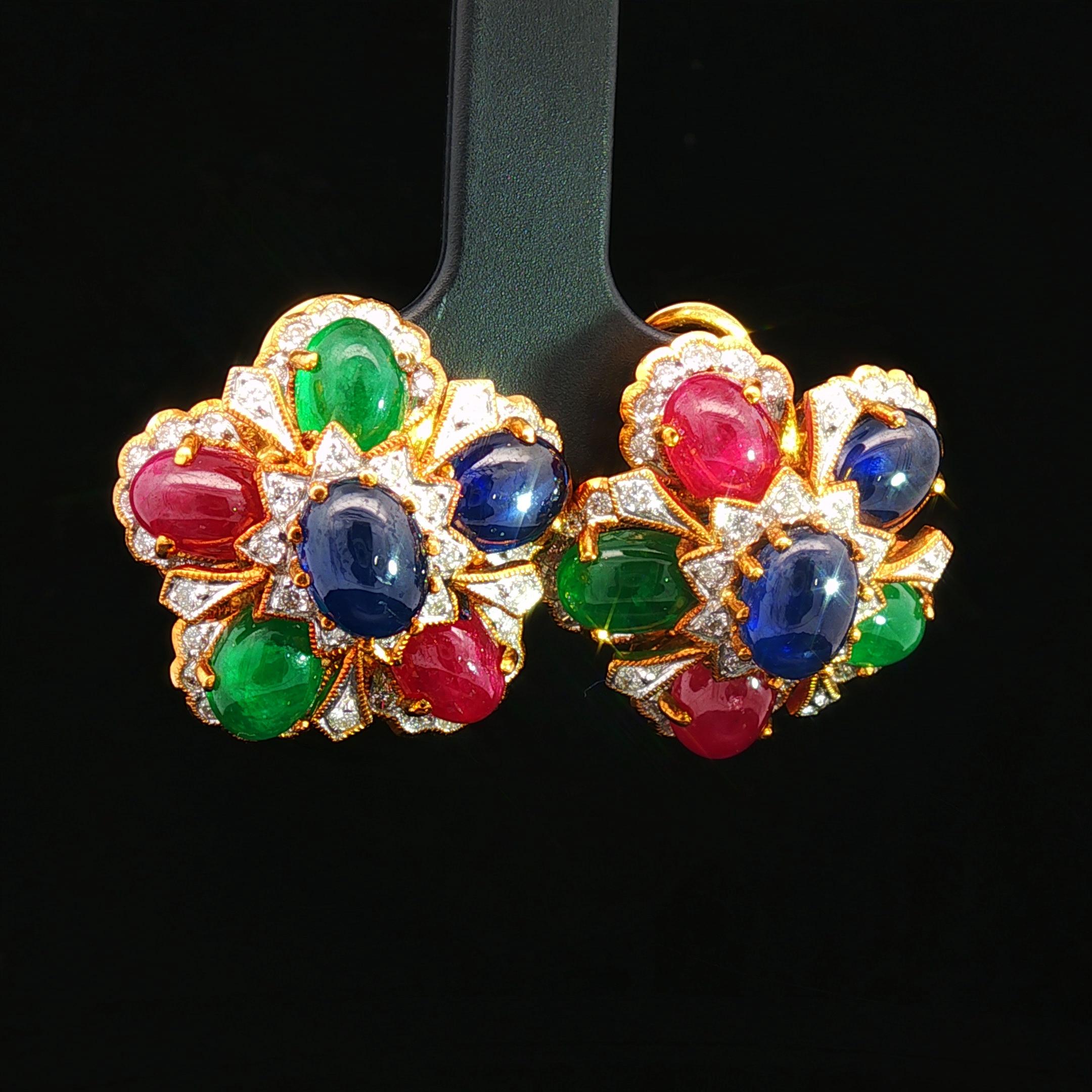 Art déco Boucles d'oreilles fleurs en rubis, saphir et émeraude cabochon avec diamants blancs en vente