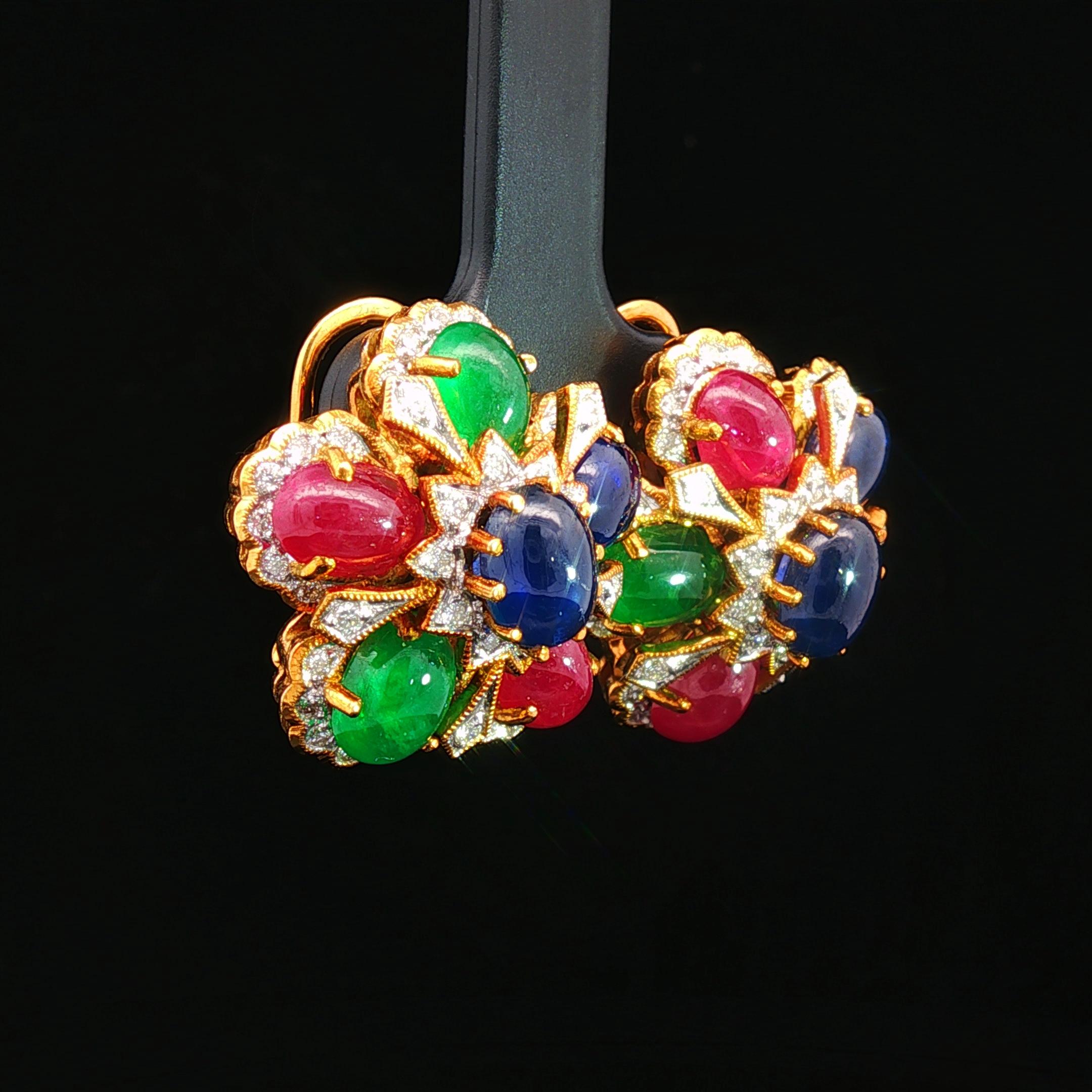 Taille cabochon Boucles d'oreilles fleurs en rubis, saphir et émeraude cabochon avec diamants blancs en vente
