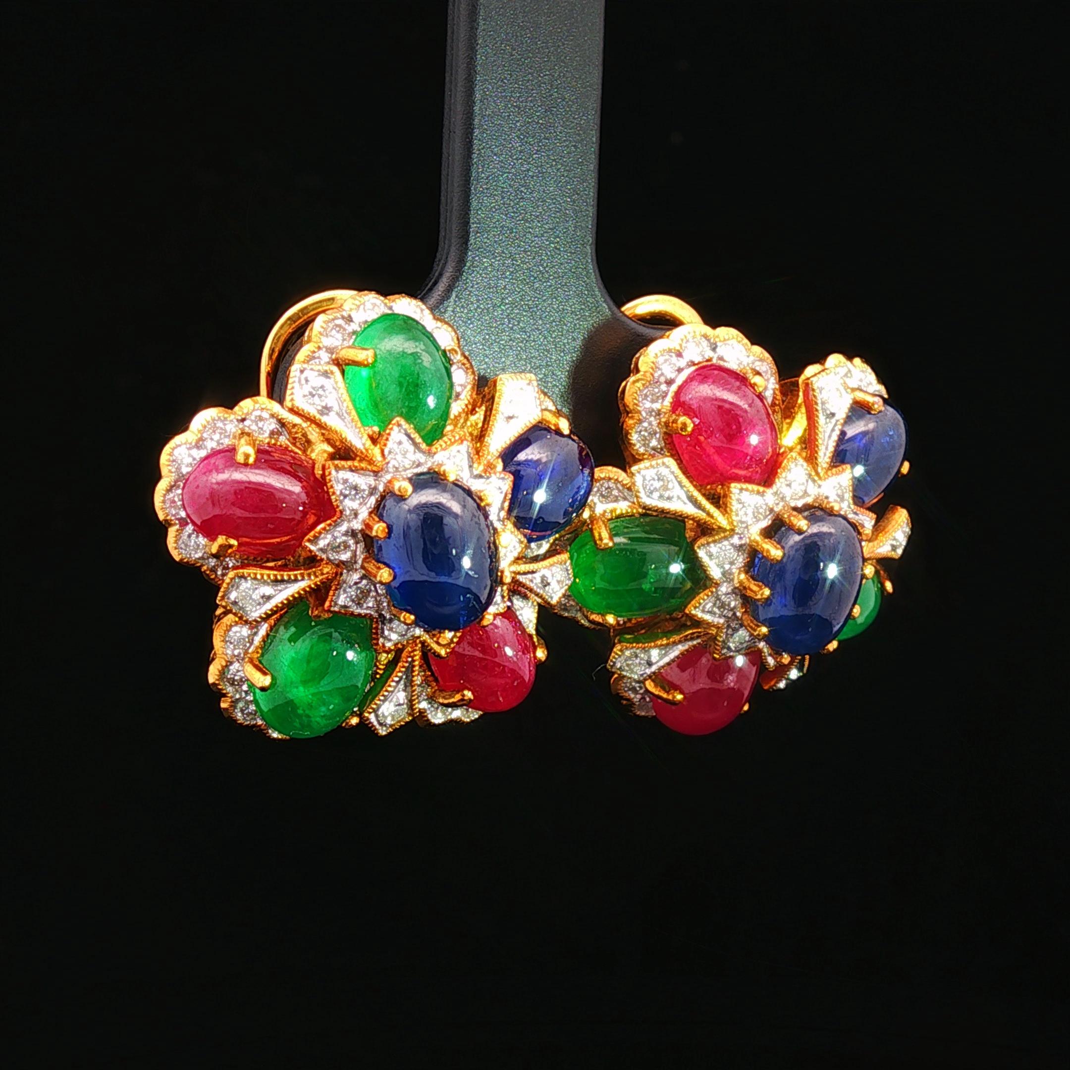 Boucles d'oreilles fleurs en rubis, saphir et émeraude cabochon avec diamants blancs Neuf - En vente à Ramat Gan, IL