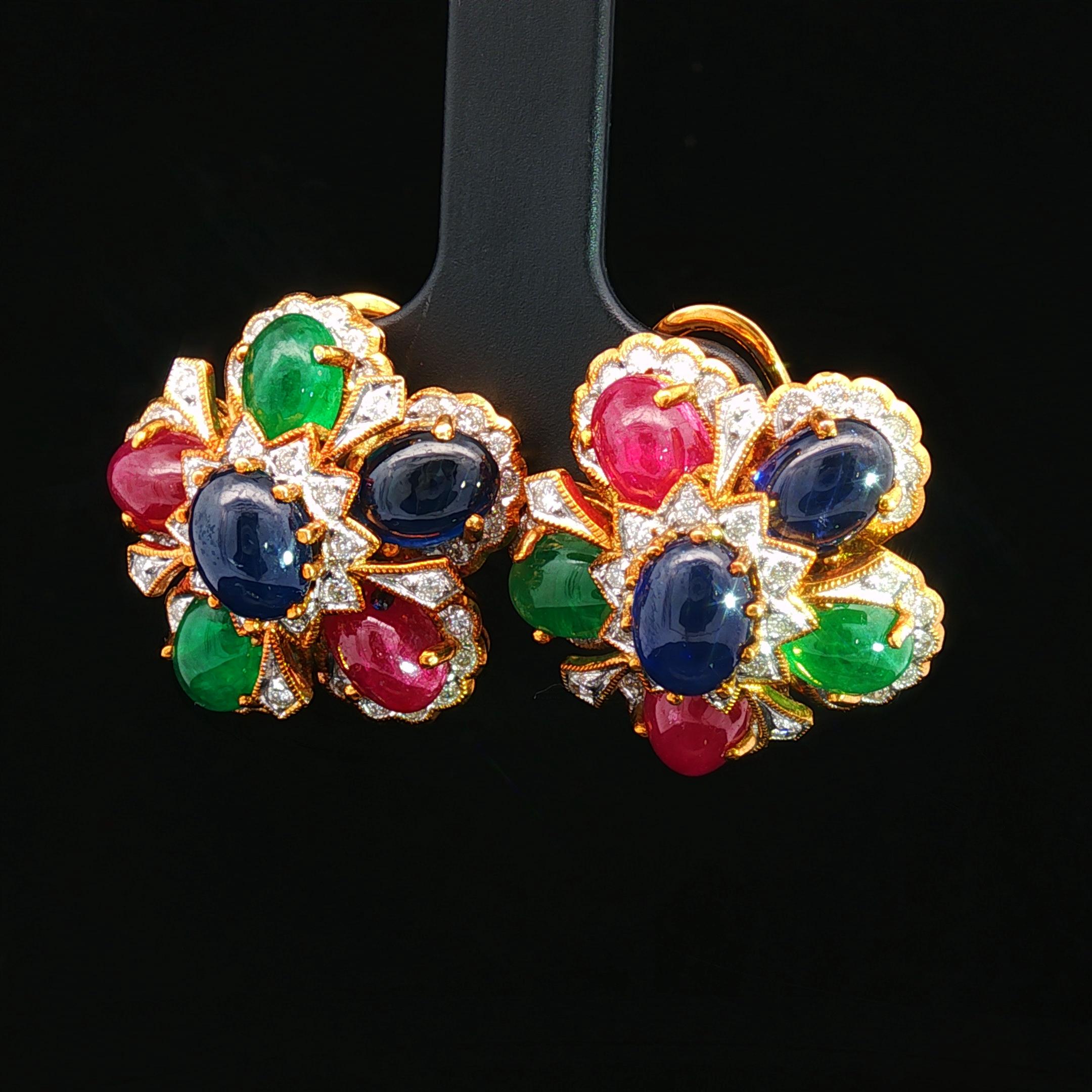 Boucles d'oreilles fleurs en rubis, saphir et émeraude cabochon avec diamants blancs Unisexe en vente