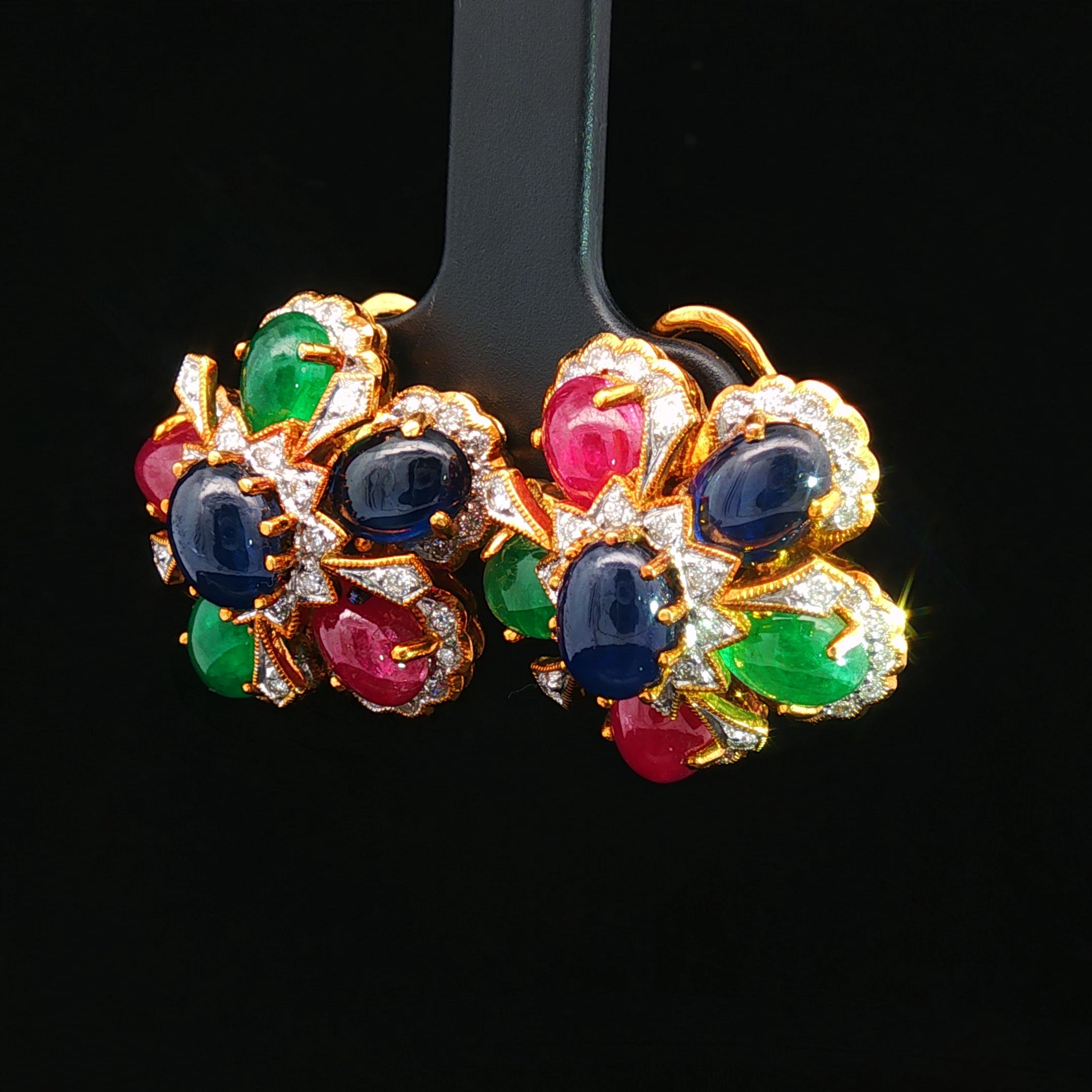 Boucles d'oreilles fleurs en rubis, saphir et émeraude cabochon avec diamants blancs en vente 1