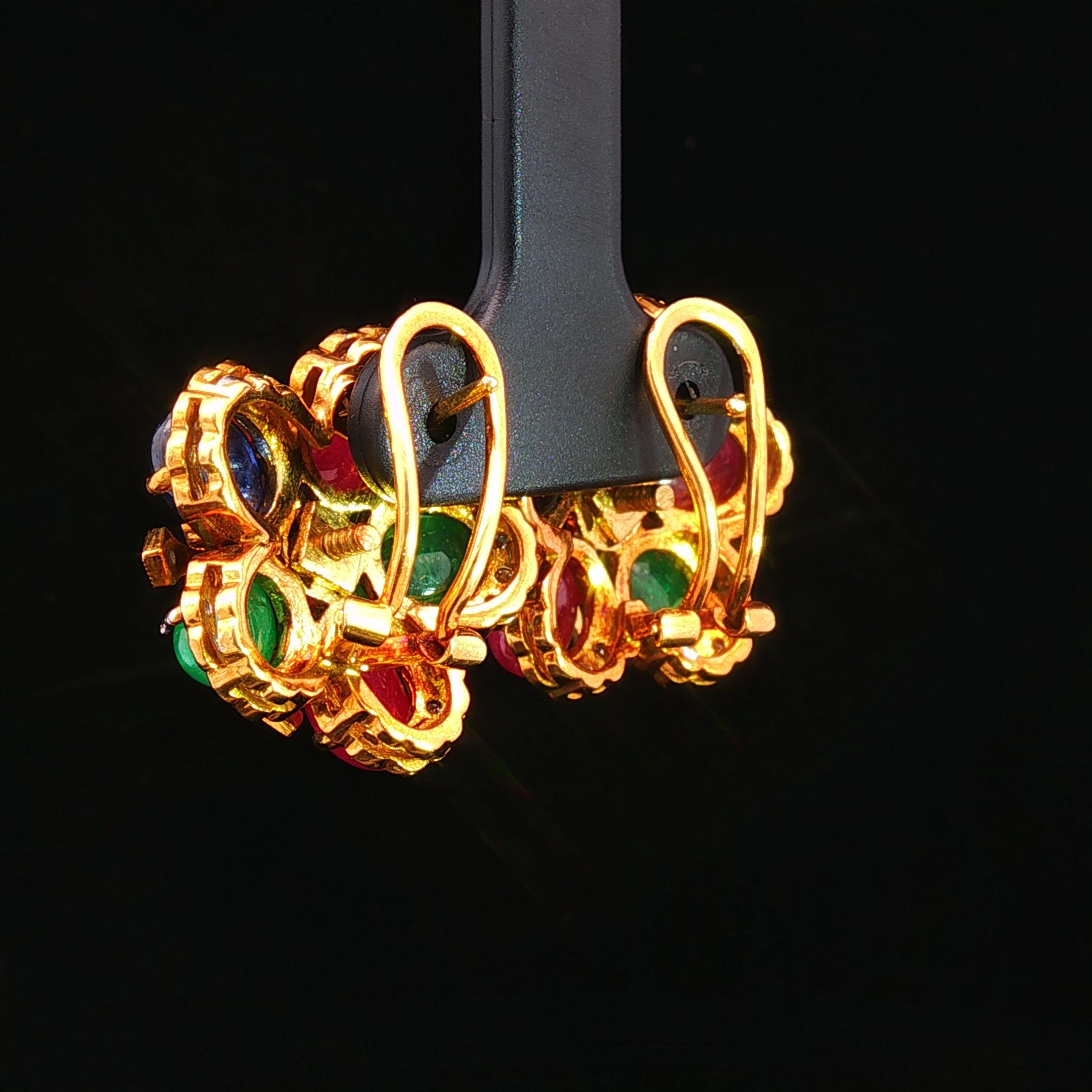 Boucles d'oreilles fleurs en rubis, saphir et émeraude cabochon avec diamants blancs en vente 2