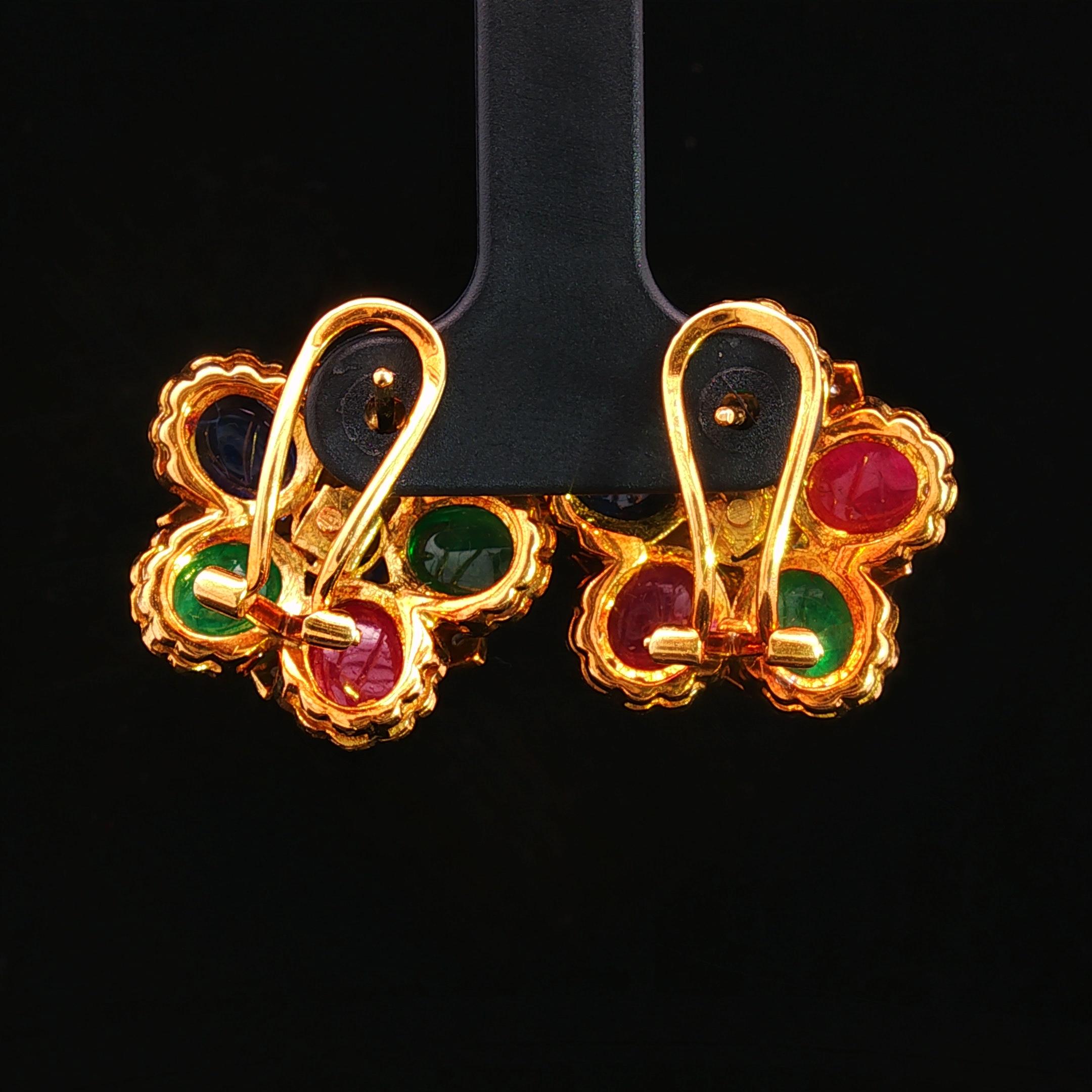 Boucles d'oreilles fleurs en rubis, saphir et émeraude cabochon avec diamants blancs en vente 3