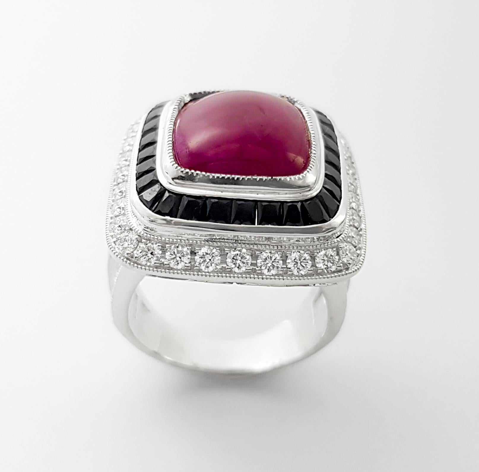 Bague en or blanc 18 carats, rubis cabochon, saphir noir et diamant en vente 6