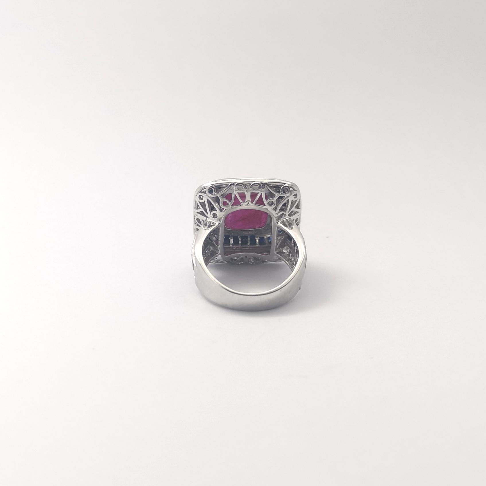 Bague en or blanc 18 carats, rubis cabochon, saphir noir et diamant en vente 7