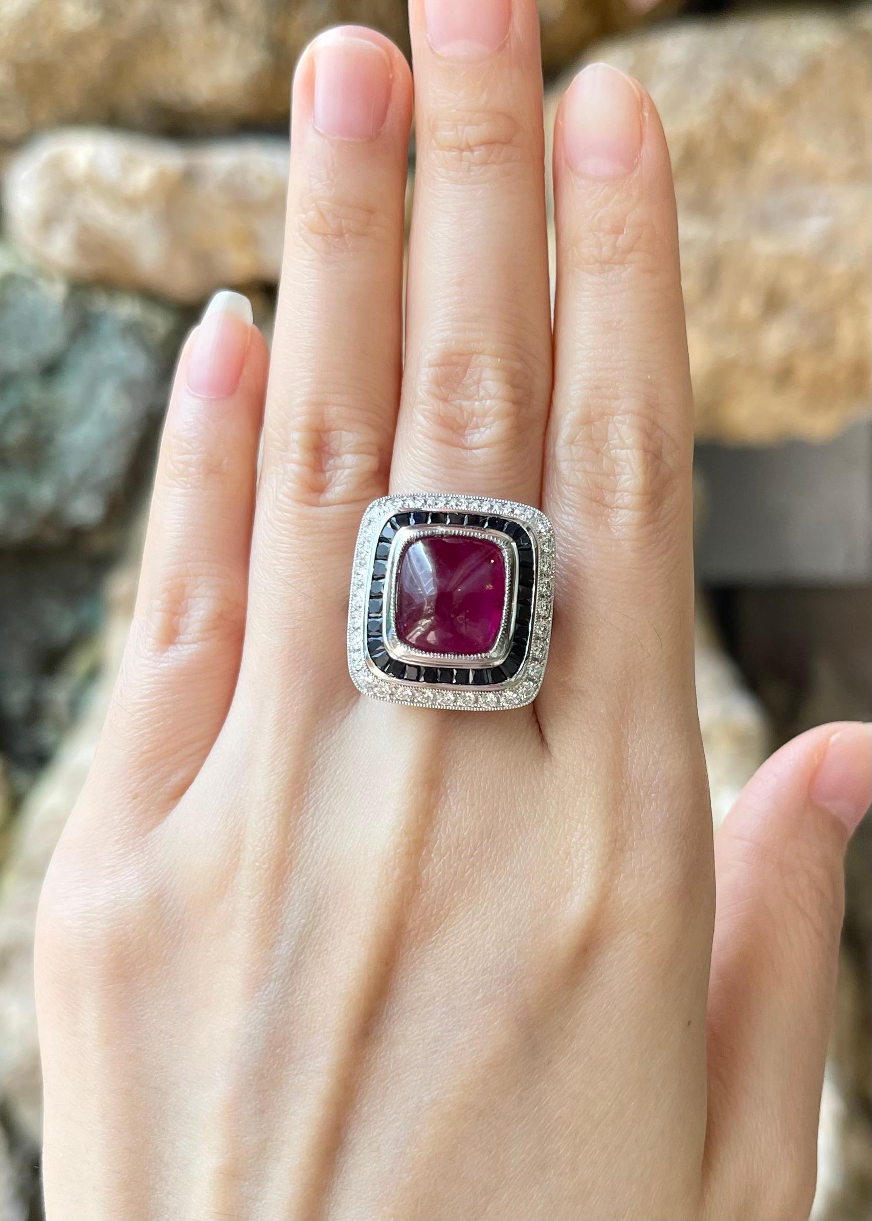 Rubis cabochon 9,16 carats, saphir noir 2,10 carats et diamant 1,19 carats Bague en or blanc 18 carats

Largeur :  2.0 cm 
Longueur : 2.2 cm
Taille de l'anneau : 54
Poids total : 14,76 grammes

