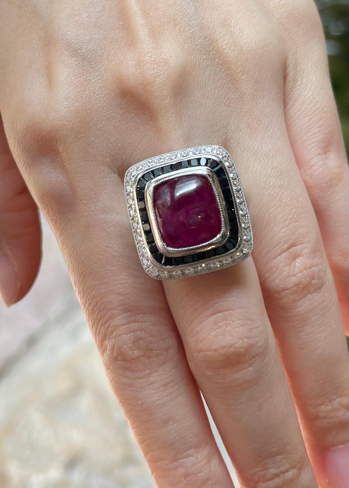 Taille cabochon Bague en or blanc 18 carats, rubis cabochon, saphir noir et diamant en vente