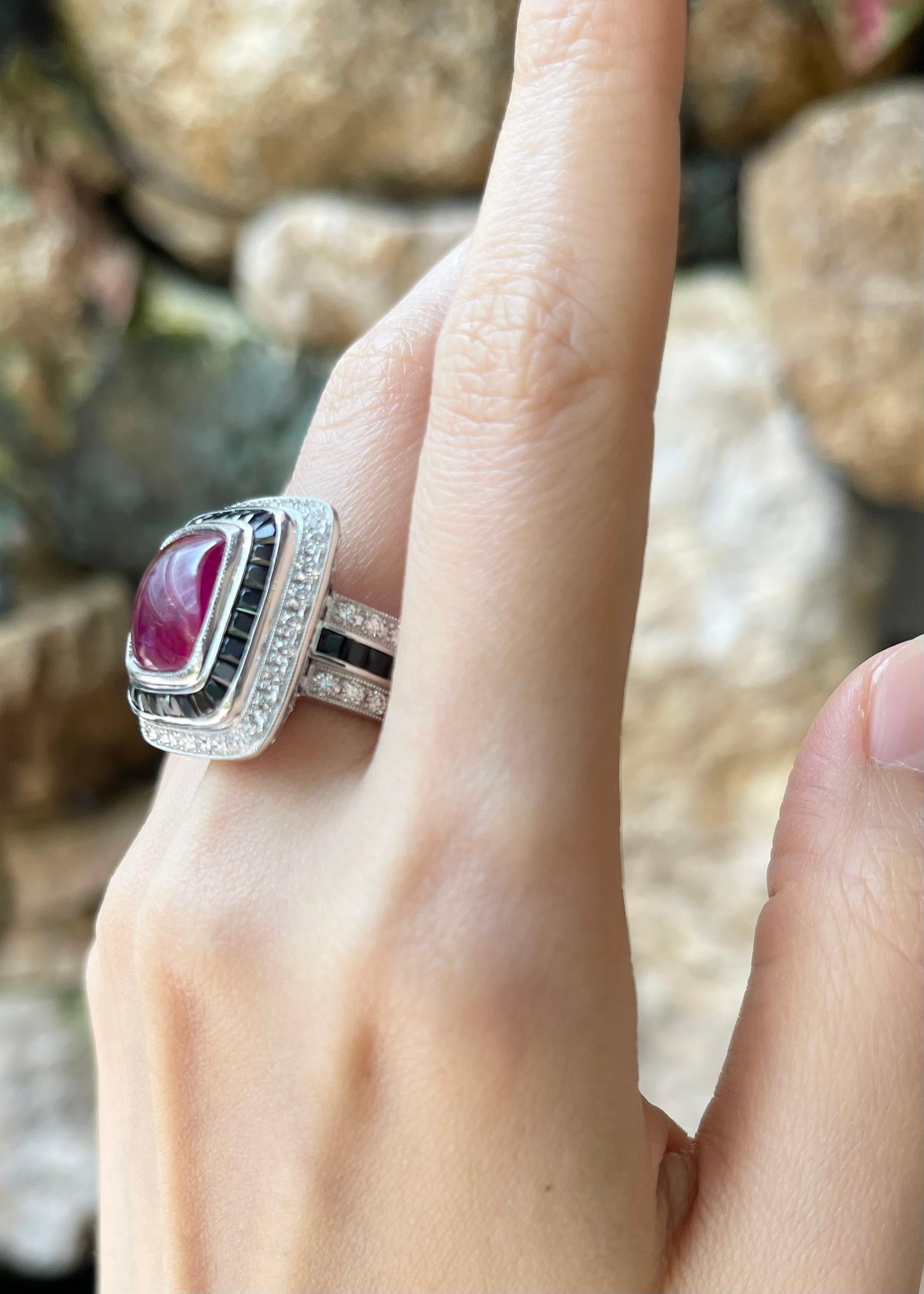 Bague en or blanc 18 carats, rubis cabochon, saphir noir et diamant Neuf - En vente à Bangkok, TH