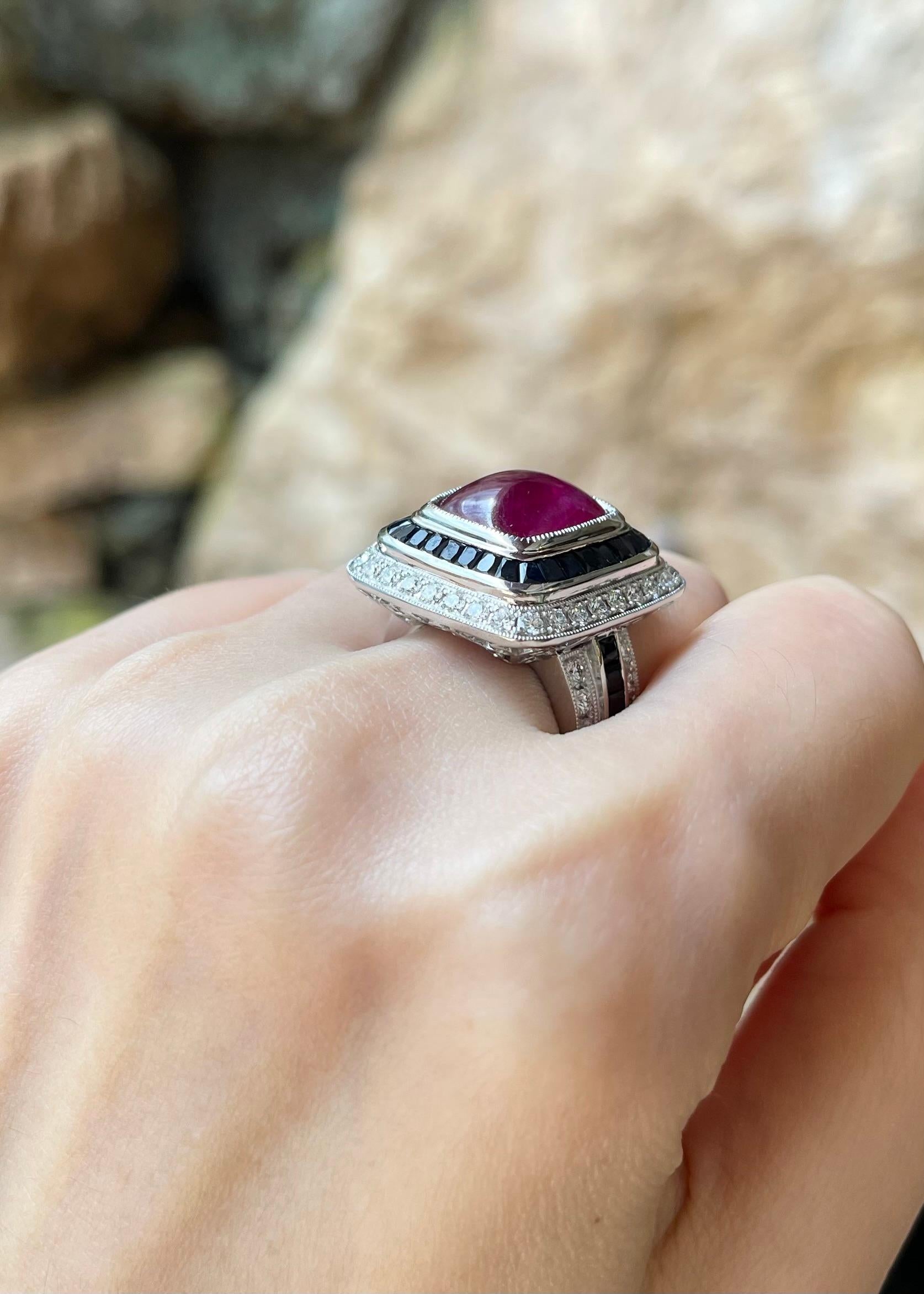 Bague en or blanc 18 carats, rubis cabochon, saphir noir et diamant Unisexe en vente