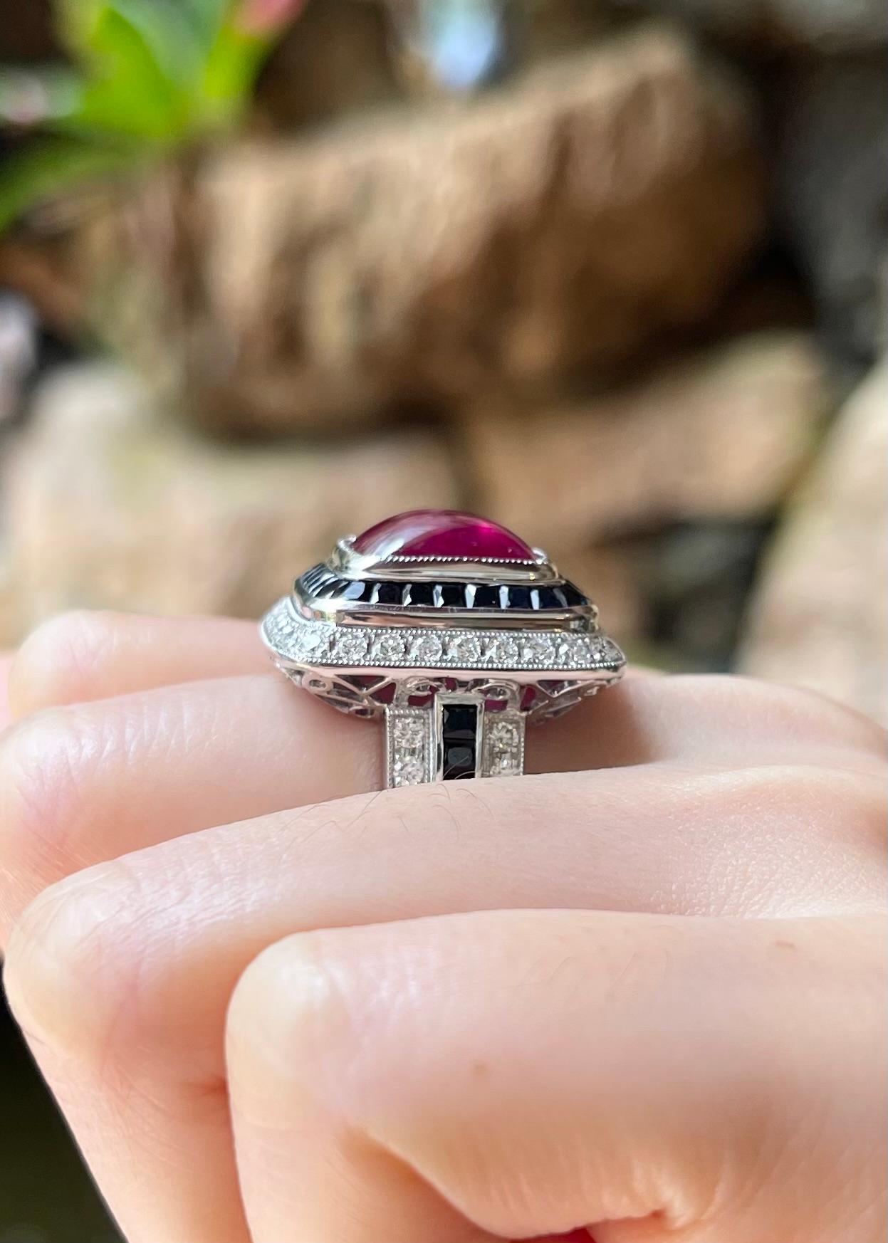 Bague en or blanc 18 carats, rubis cabochon, saphir noir et diamant en vente 1