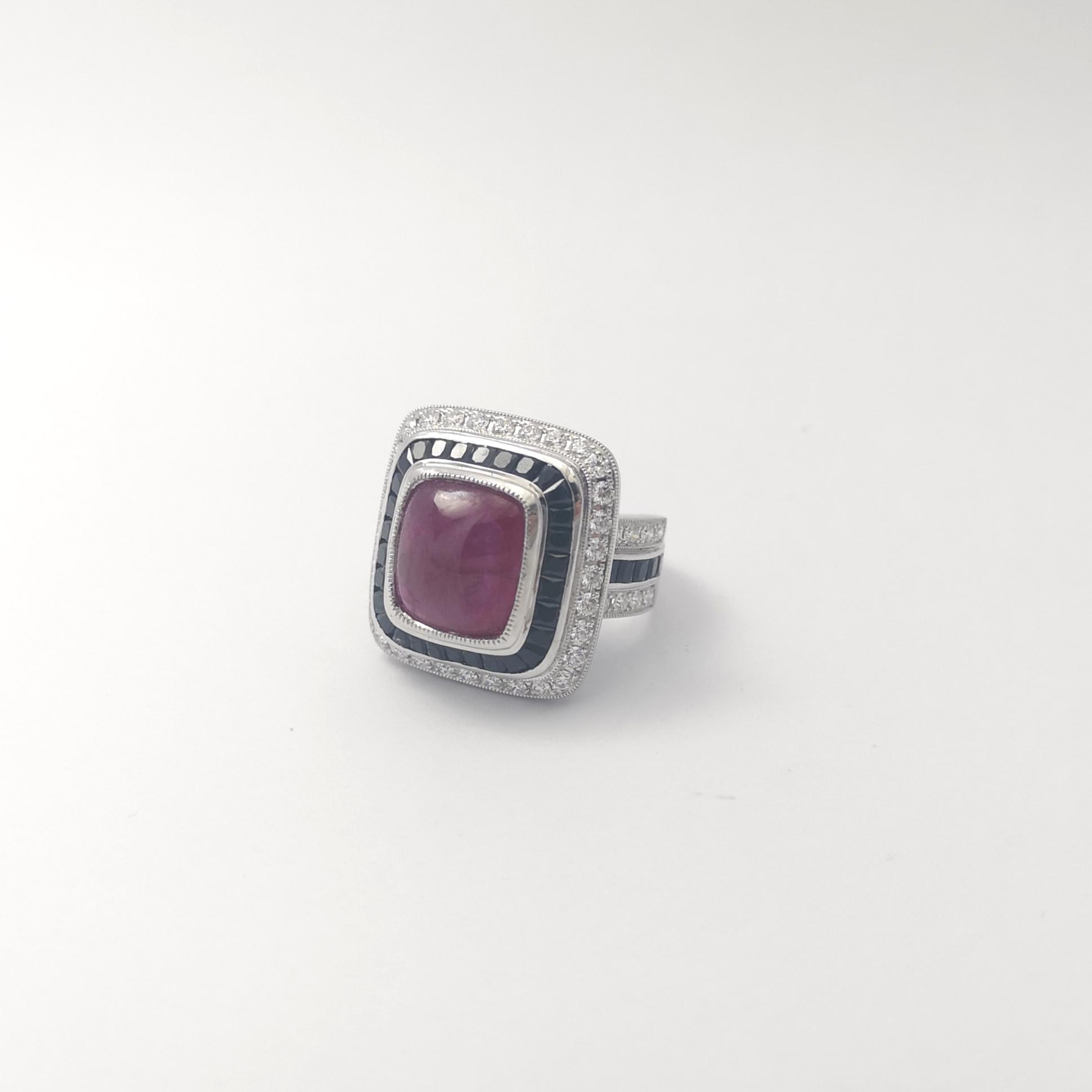 Bague en or blanc 18 carats, rubis cabochon, saphir noir et diamant en vente 2