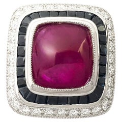 Bague en or blanc 18 carats, rubis cabochon, saphir noir et diamant