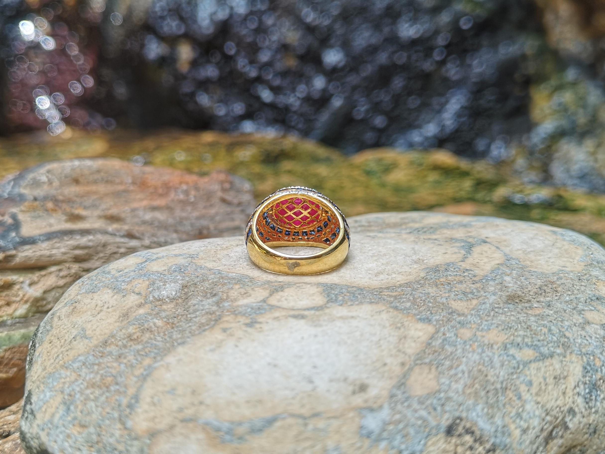 Bague en or 18 carats sertie d'un cabochon de rubis, de saphirs bleus et de diamants en vente 5